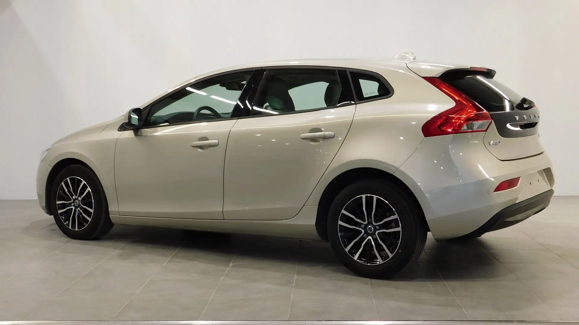Volvo V40 T2 122CH BUSINESS GEARTRONIC - 2