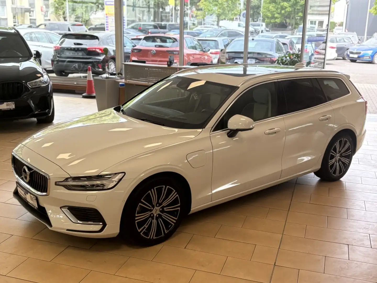 Volvo V60 Inscription*PlugIn*Pano*T6*H K*360Cam*AWD Weiß - 2