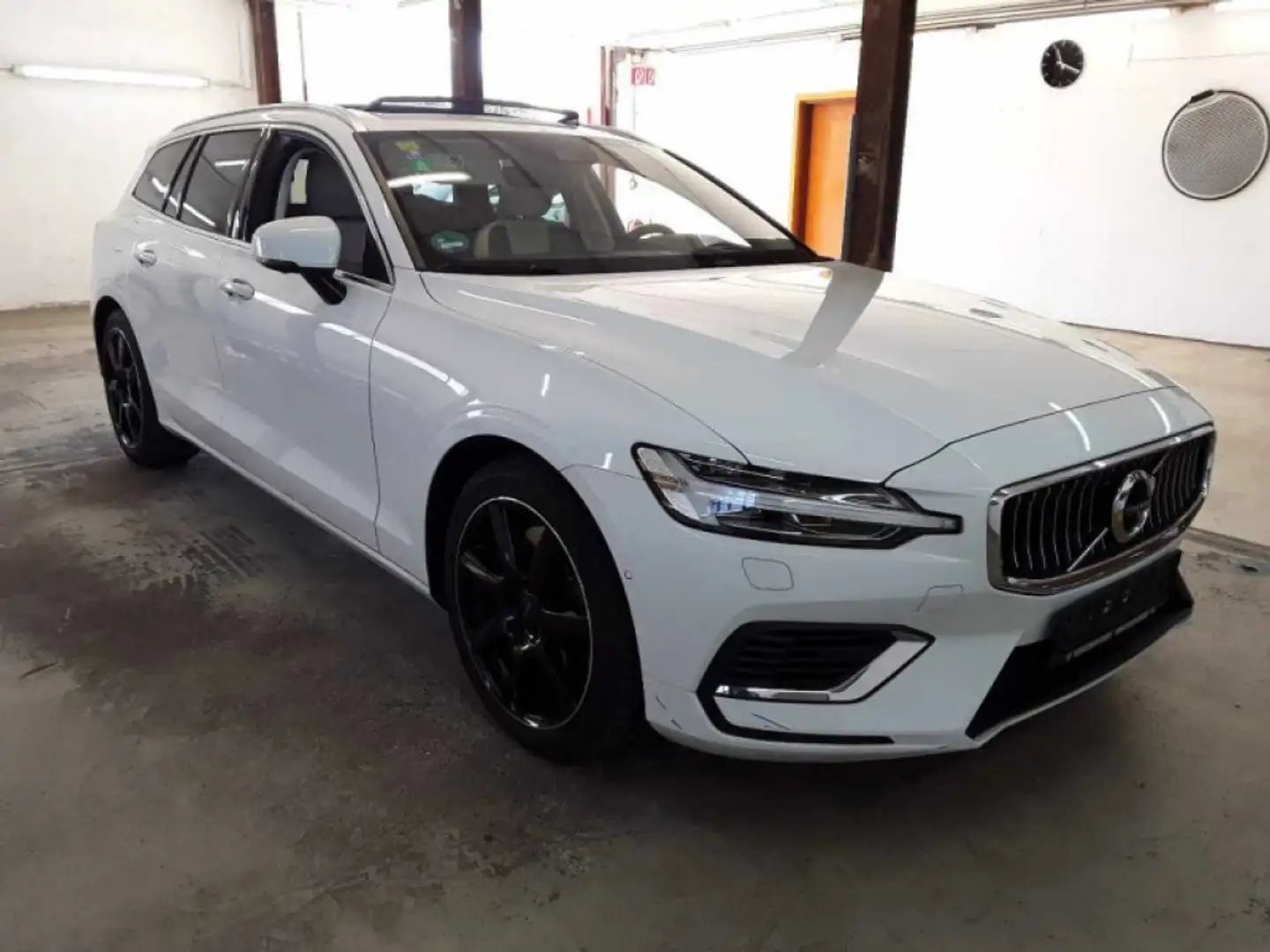 Volvo V60 Inscription*PlugIn*Pano*T6*H K*360Cam*AWD Weiß - 1