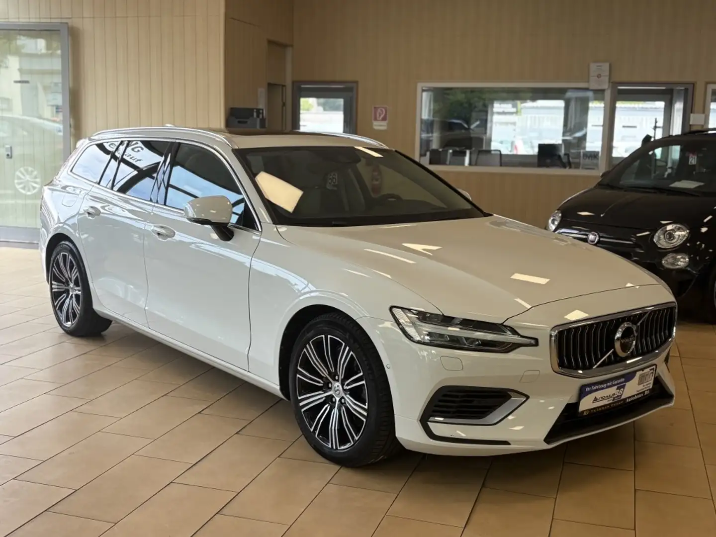 Volvo V60 Inscription*PlugIn*Pano*T6*H K*360Cam*AWD Weiß - 1