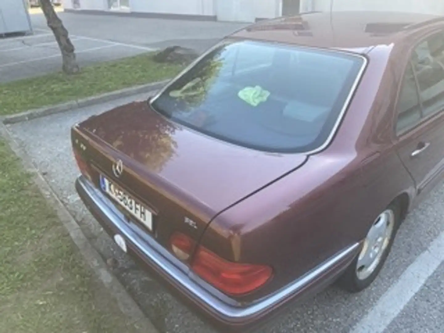 Mercedes-Benz E 300 E 300 Avantgarde Ds. Aut. Rot - 2
