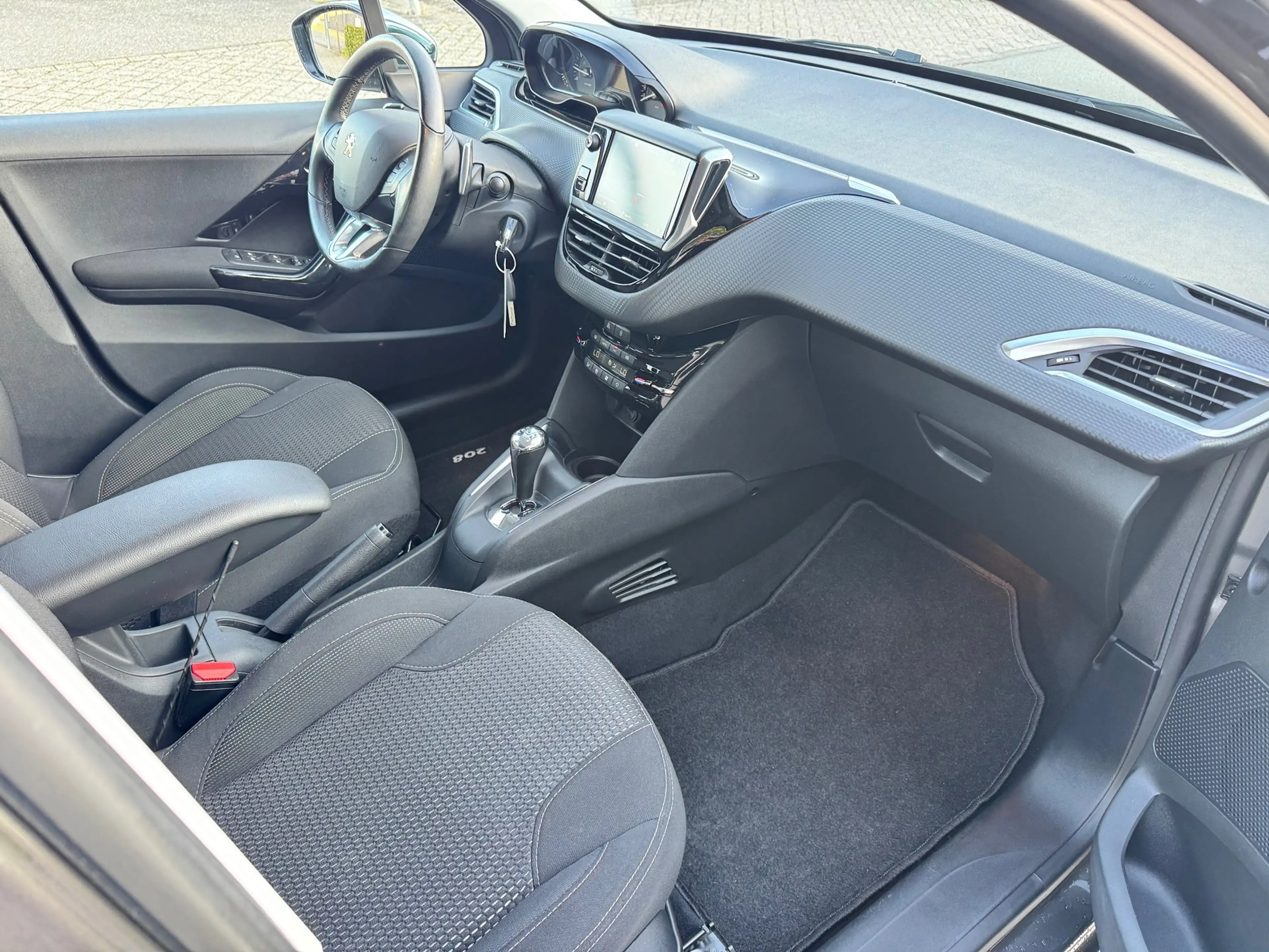 Peugeot 208 1.2 PureTech Active — photo 31
