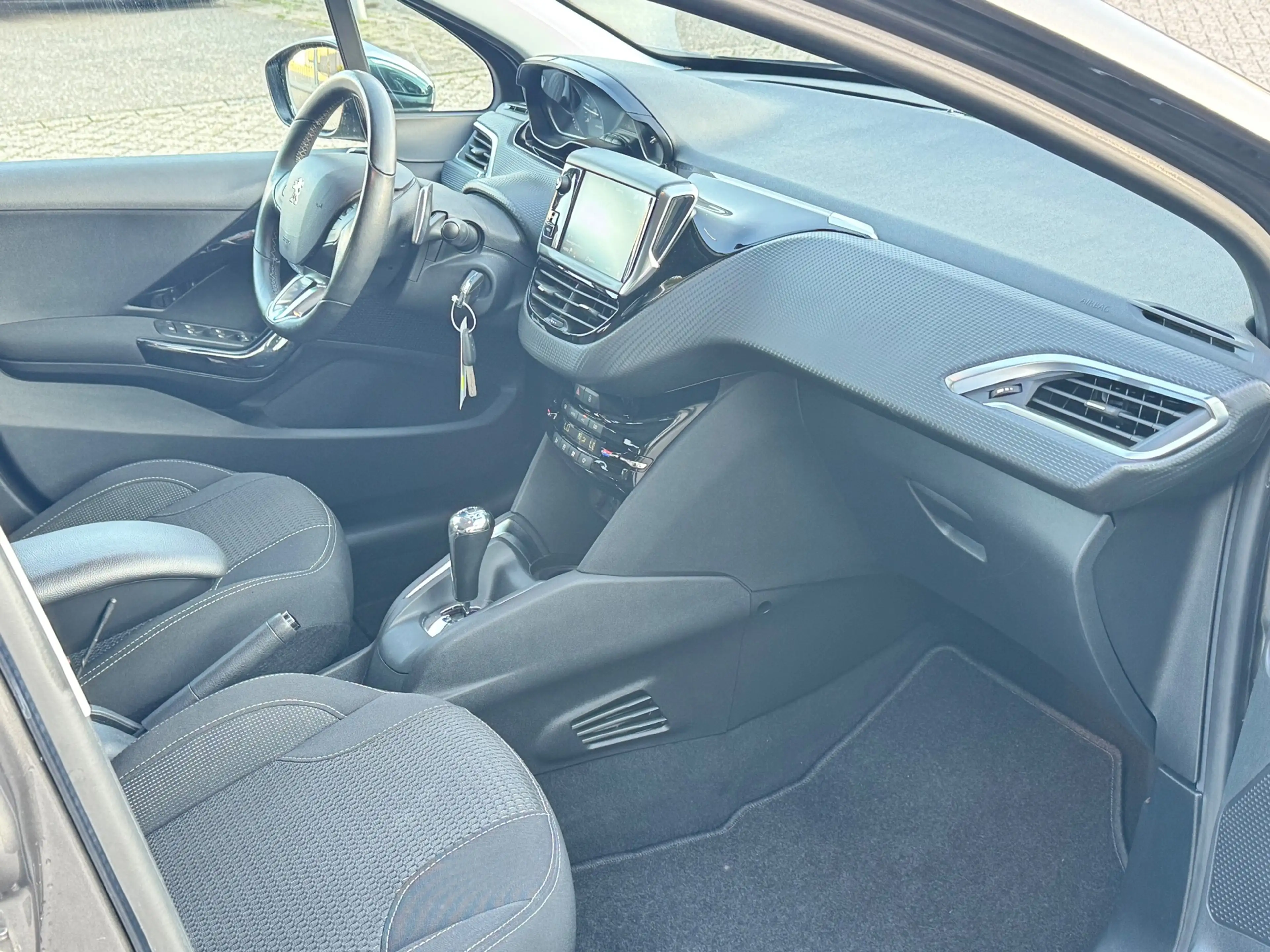 Peugeot 208 1.2 PureTech Active — photo 34
