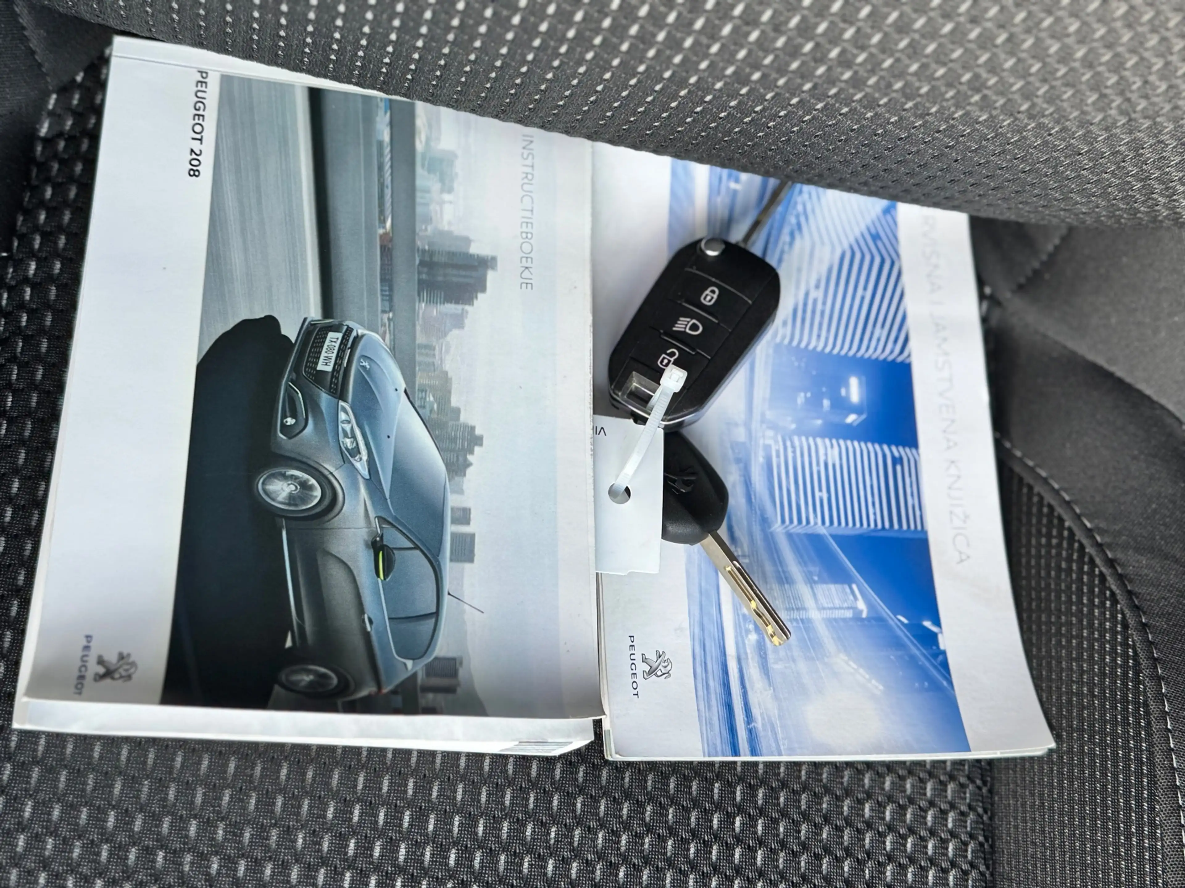 Peugeot 208 1.2 PureTech Active — photo 38