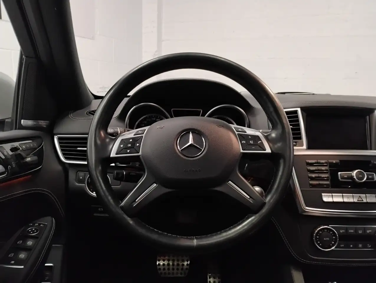 Mercedes-Benz M-Class снимка Mercedes-Benz M-Class
