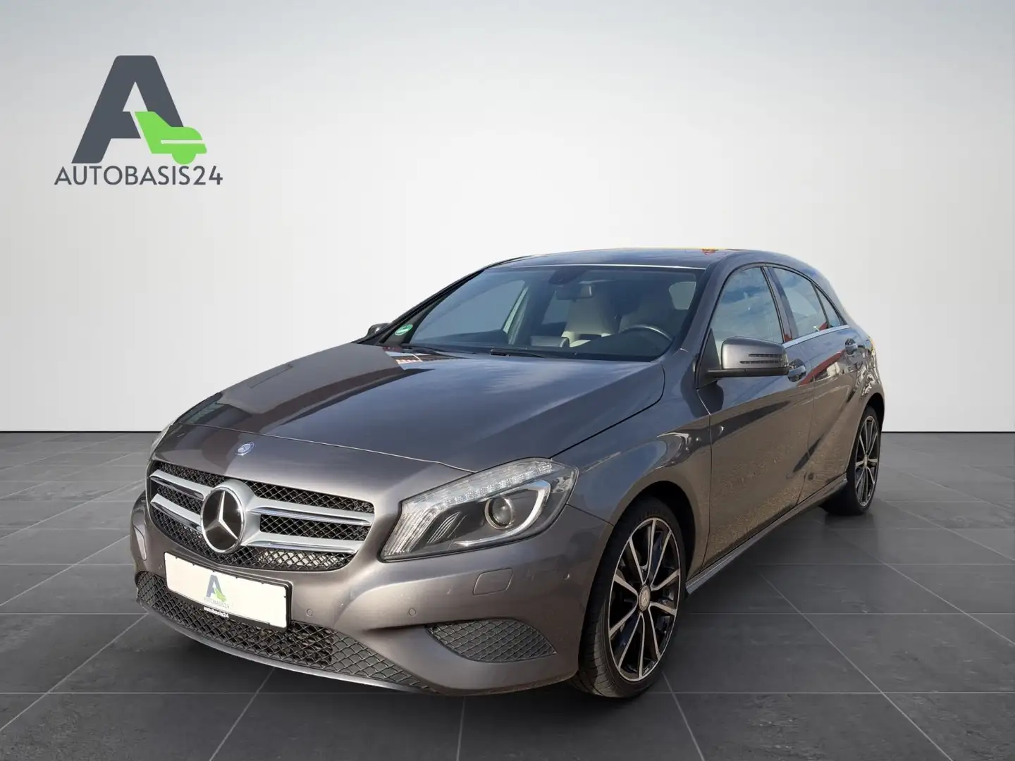 Mercedes-Benz A 200 Urban BlueEfficiency *NAVI*BI-XENON* Grau - 1
