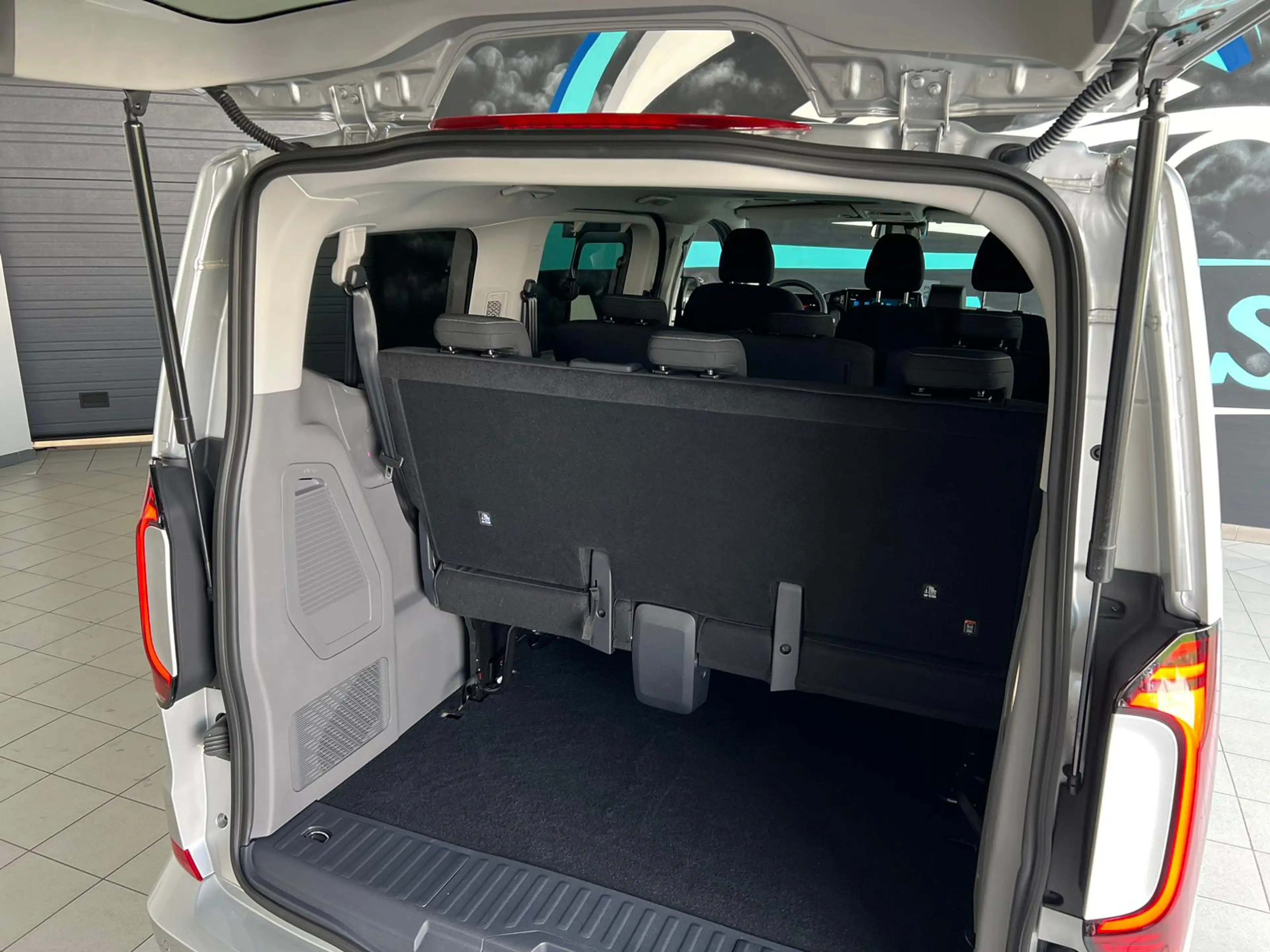 Volkswagen T7 Caravelle E-Caravelle — photo 12