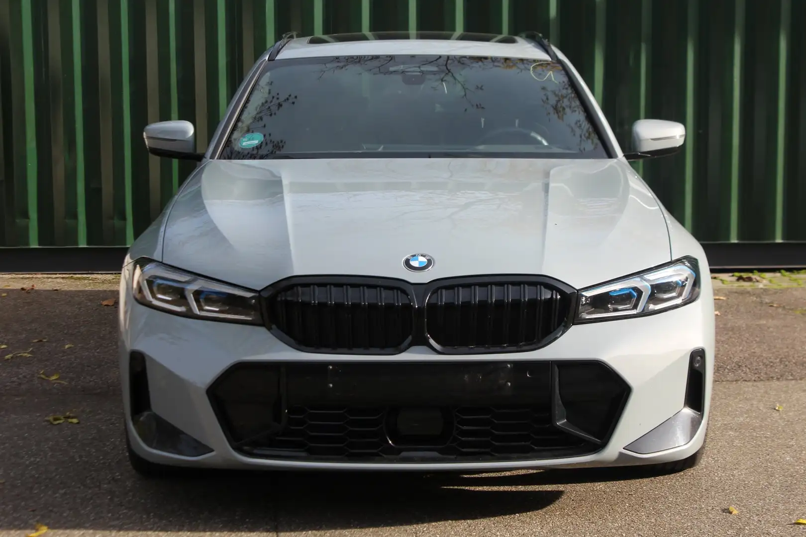 BMW 320 d xDrive Tour. M Sport Navi.LED.AHK.Pano.RFK Grau - 2