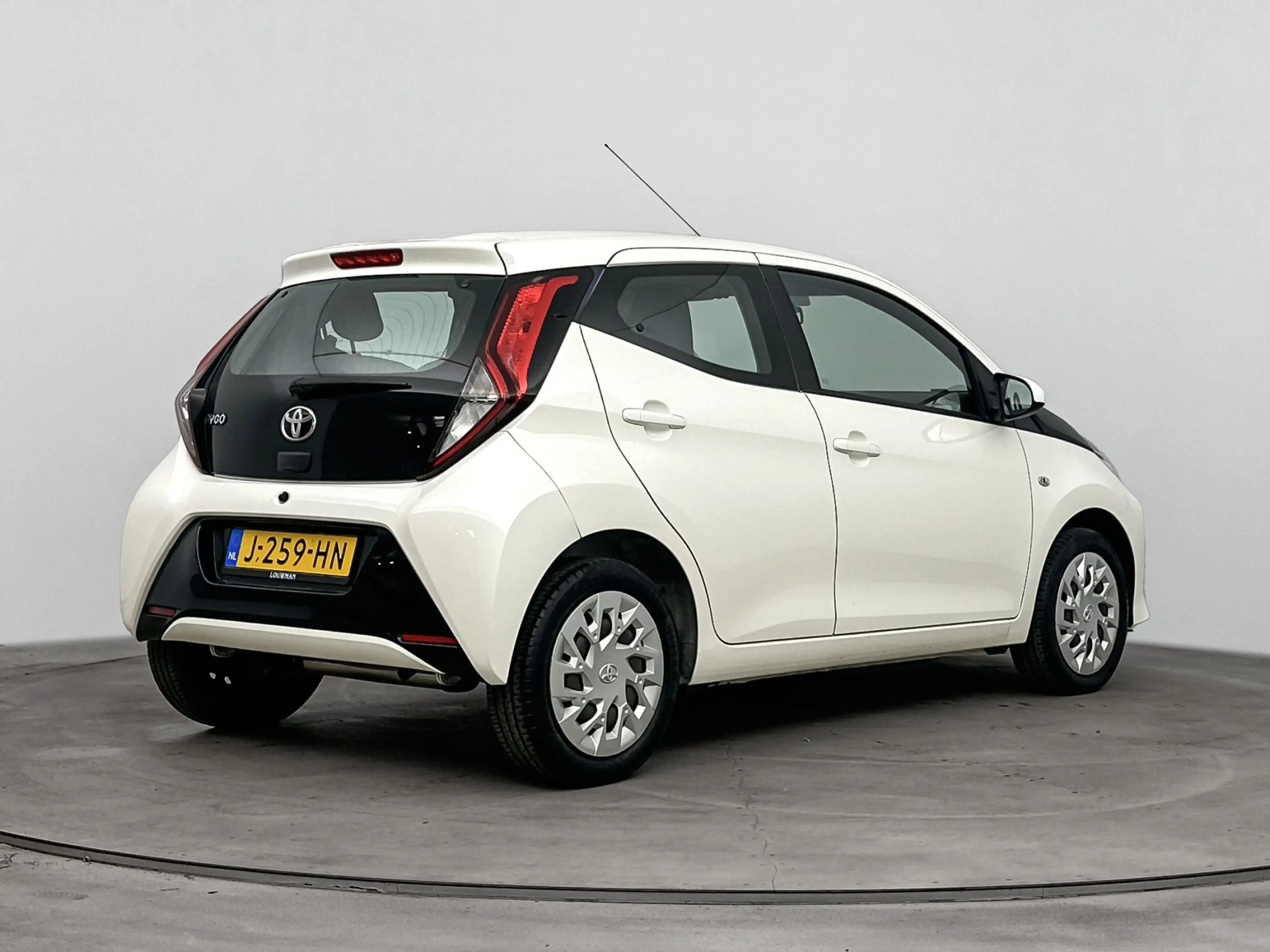 Toyota Aygo 1.0 VVT-i x-play | BTW voertuig | Dealer onderhoud — photo 2