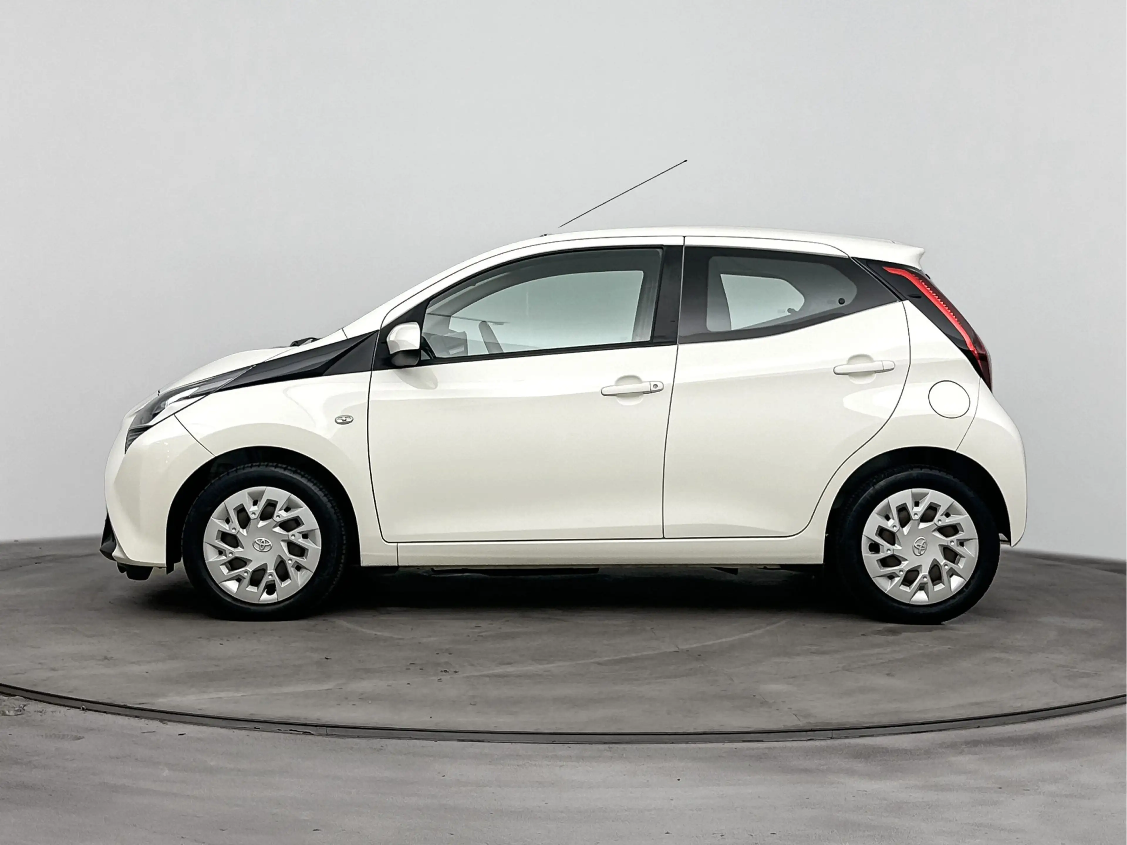 Toyota Aygo 1.0 VVT-i x-play | BTW voertuig | Dealer onderhoud — photo 3