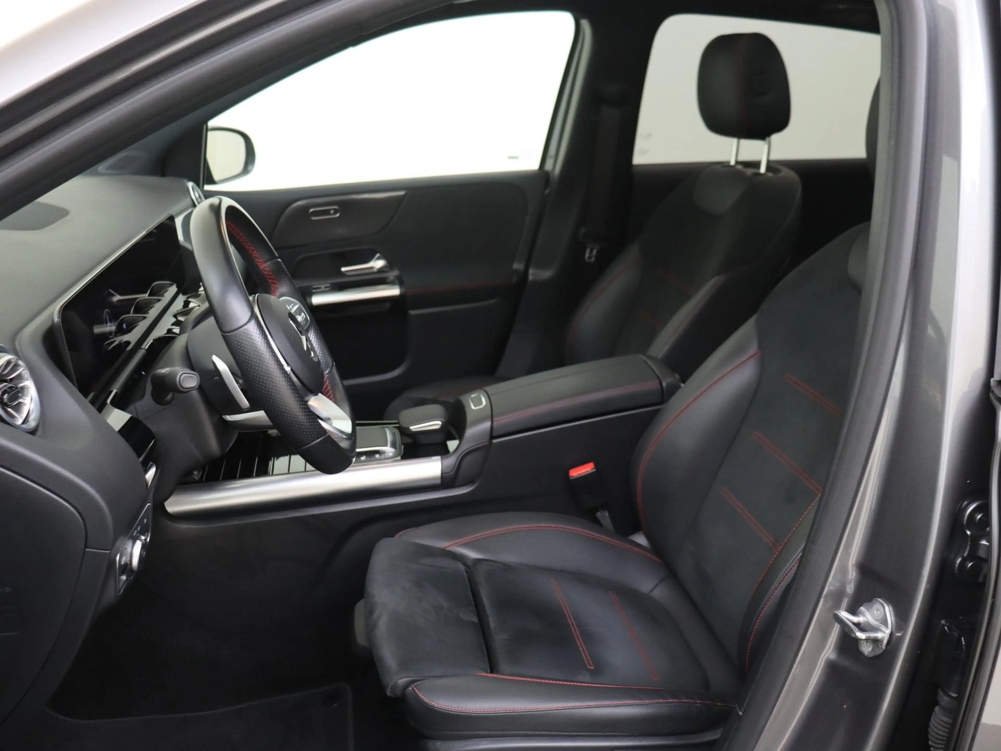 Mercedes-Benz B 250 250e Business Solution AMG-Line / Panaroma-dak / N — photo 11