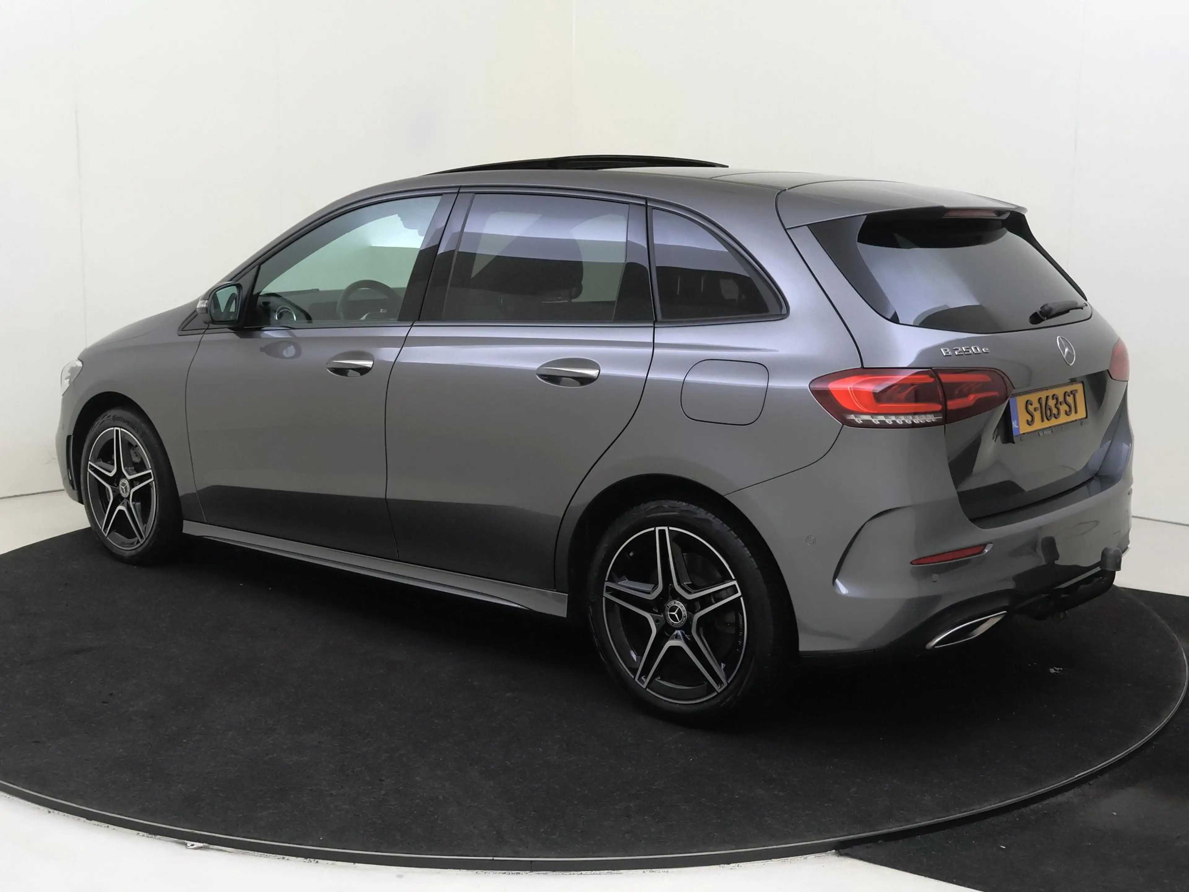 Mercedes-Benz B 250 250e Business Solution AMG-Line / Panaroma-dak / N — photo 3
