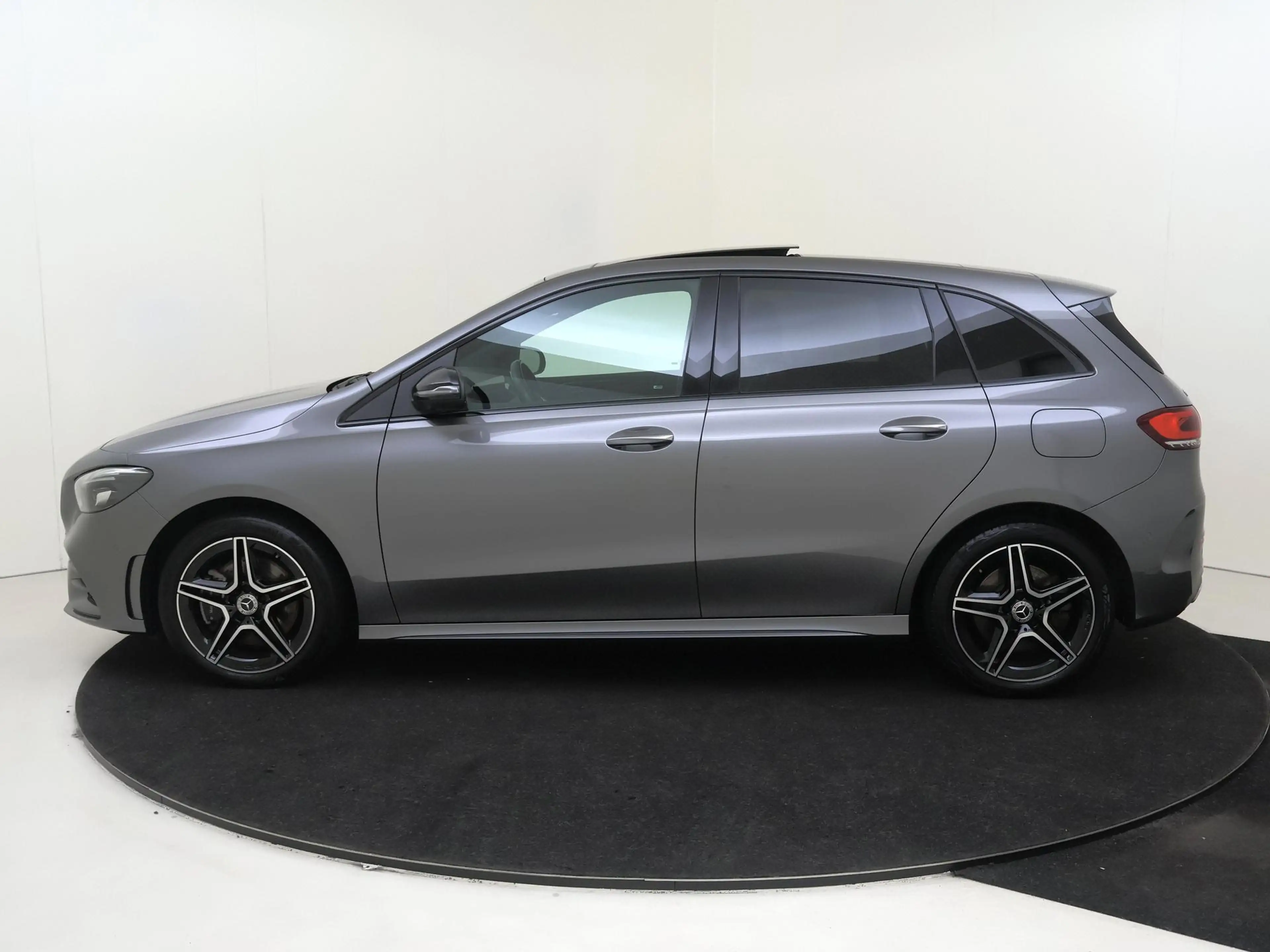 Mercedes-Benz B 250 250e Business Solution AMG-Line / Panaroma-dak / N — photo 8