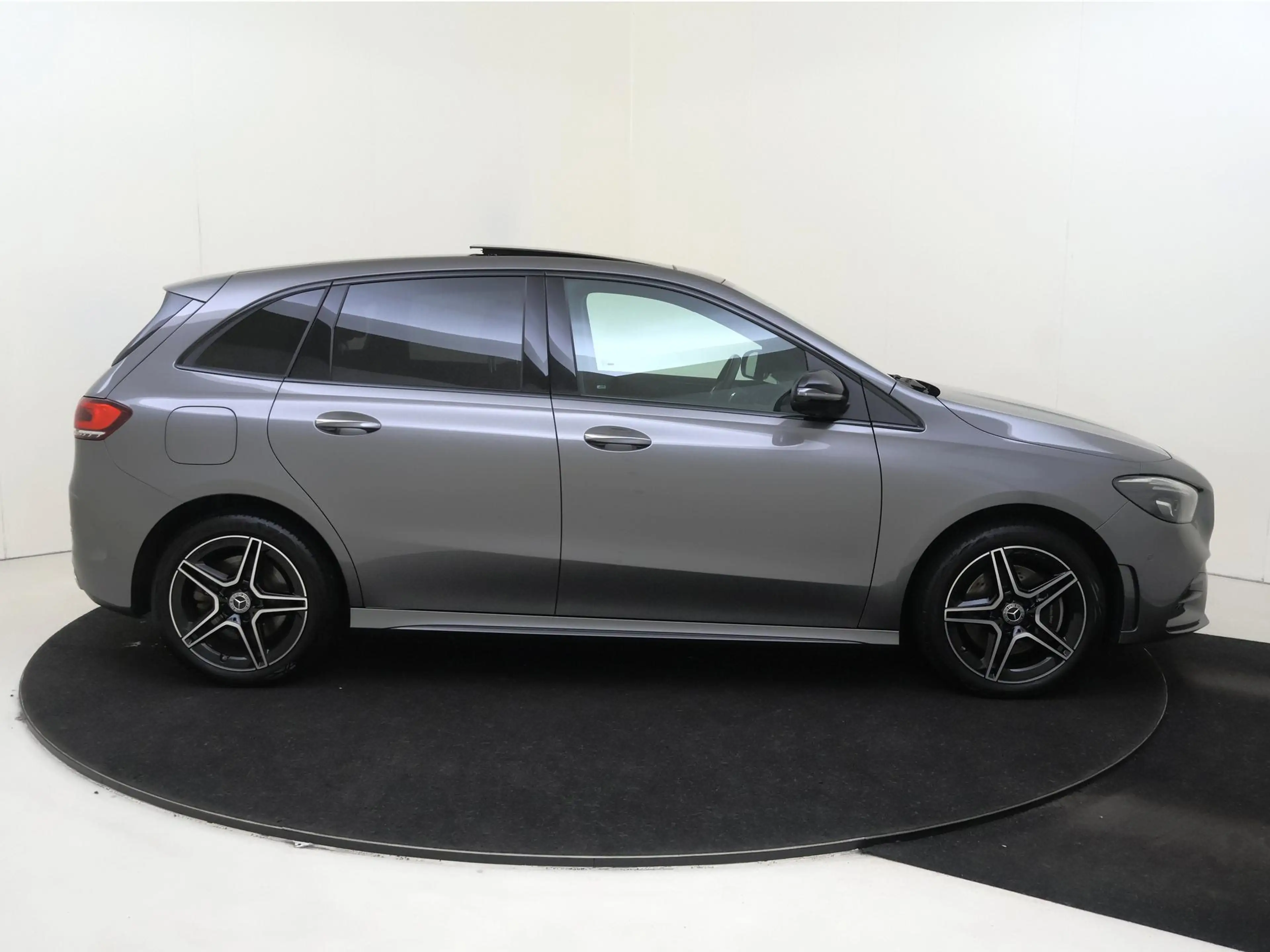 Mercedes-Benz B 250 250e Business Solution AMG-Line / Panaroma-dak / N — photo 9