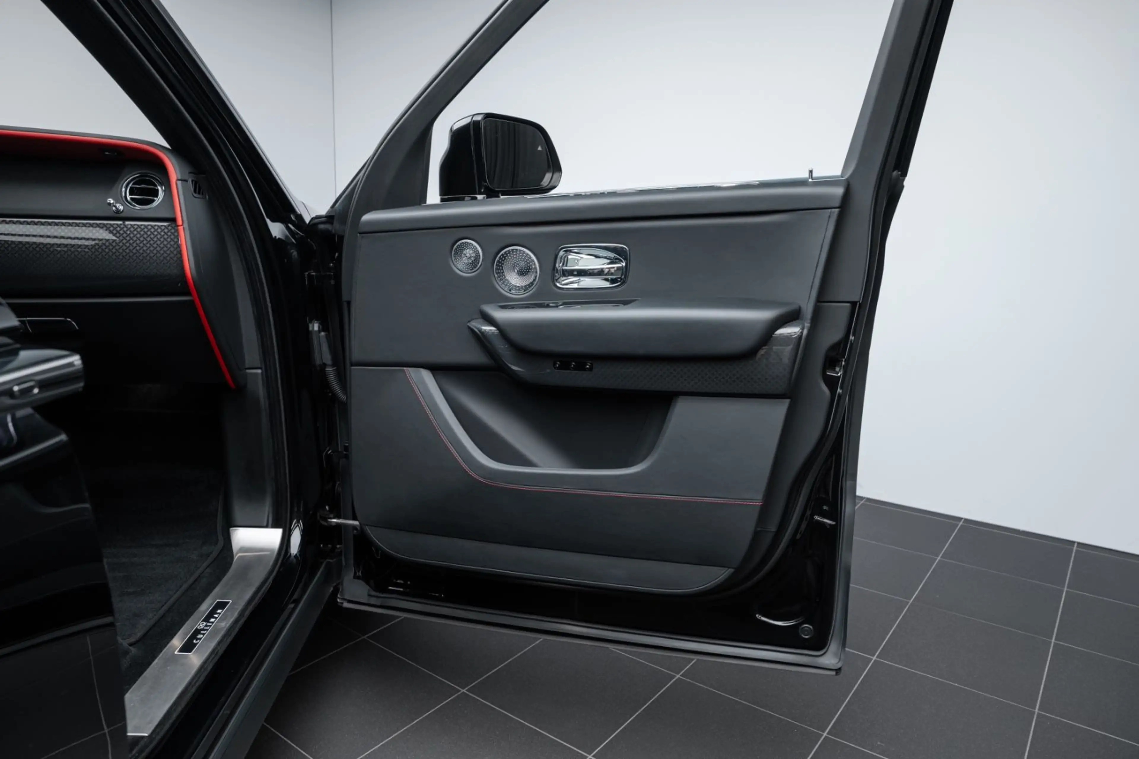 Rolls-Royce Cullinan Black Badge BESPOKE AUDIO/PANO — photo 15