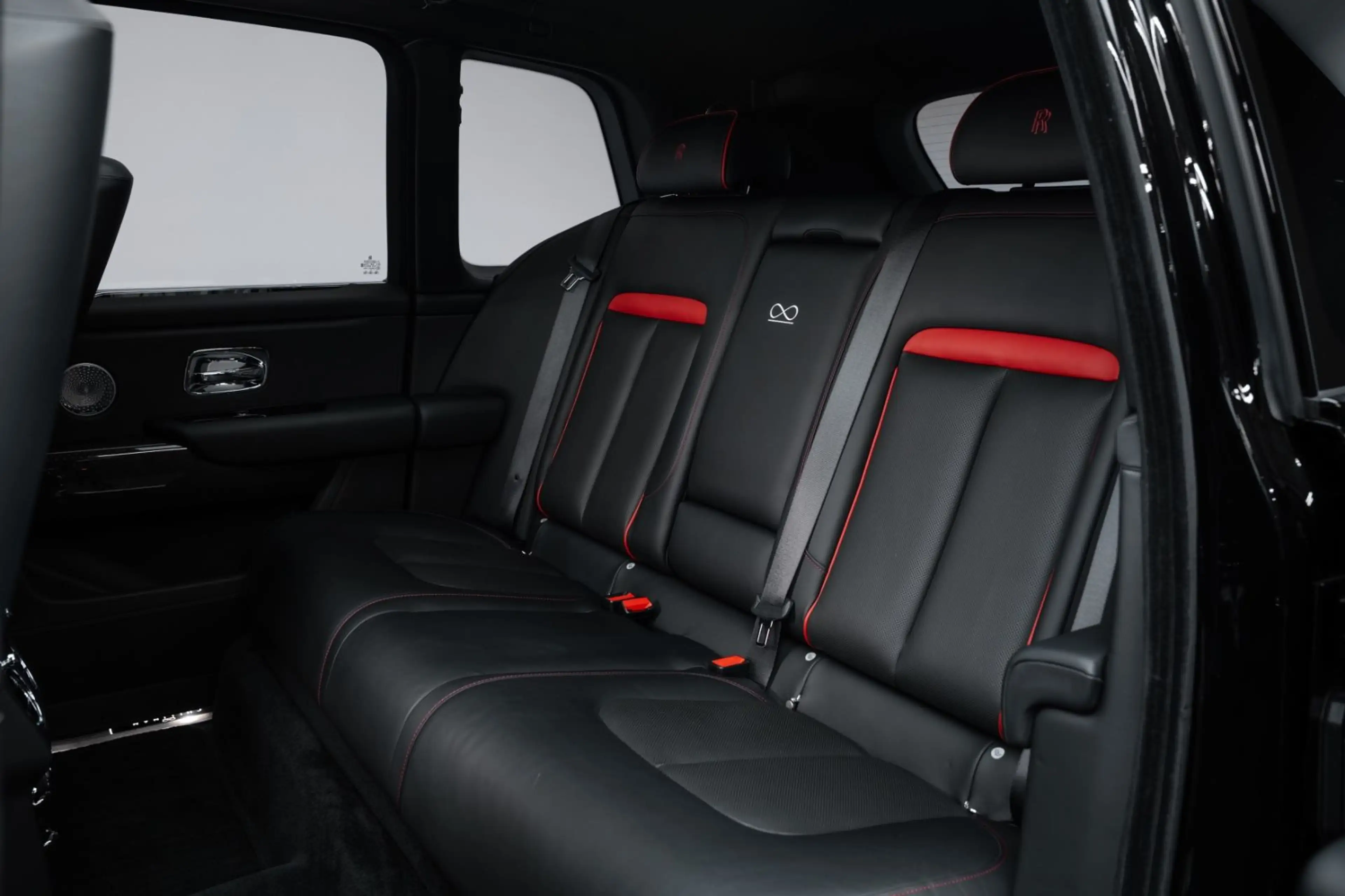 Rolls-Royce Cullinan Black Badge BESPOKE AUDIO/PANO — photo 12