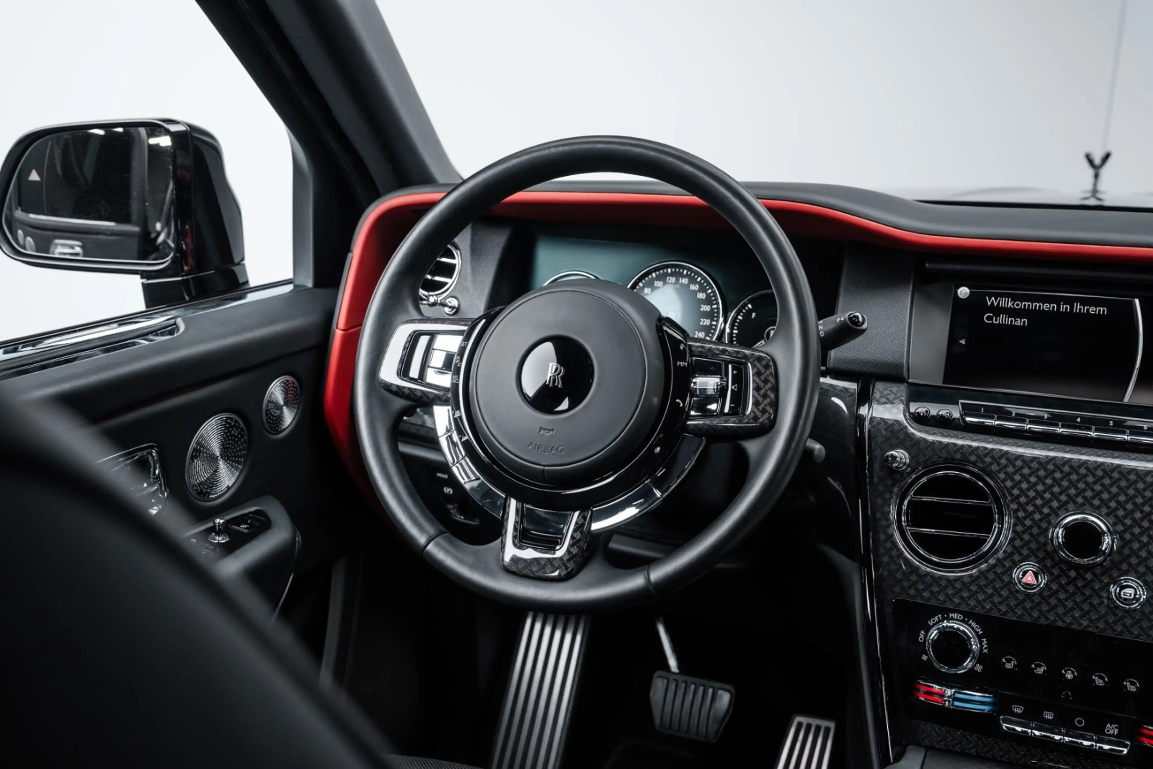 Rolls-Royce Cullinan Black Badge BESPOKE AUDIO/PANO — photo 11
