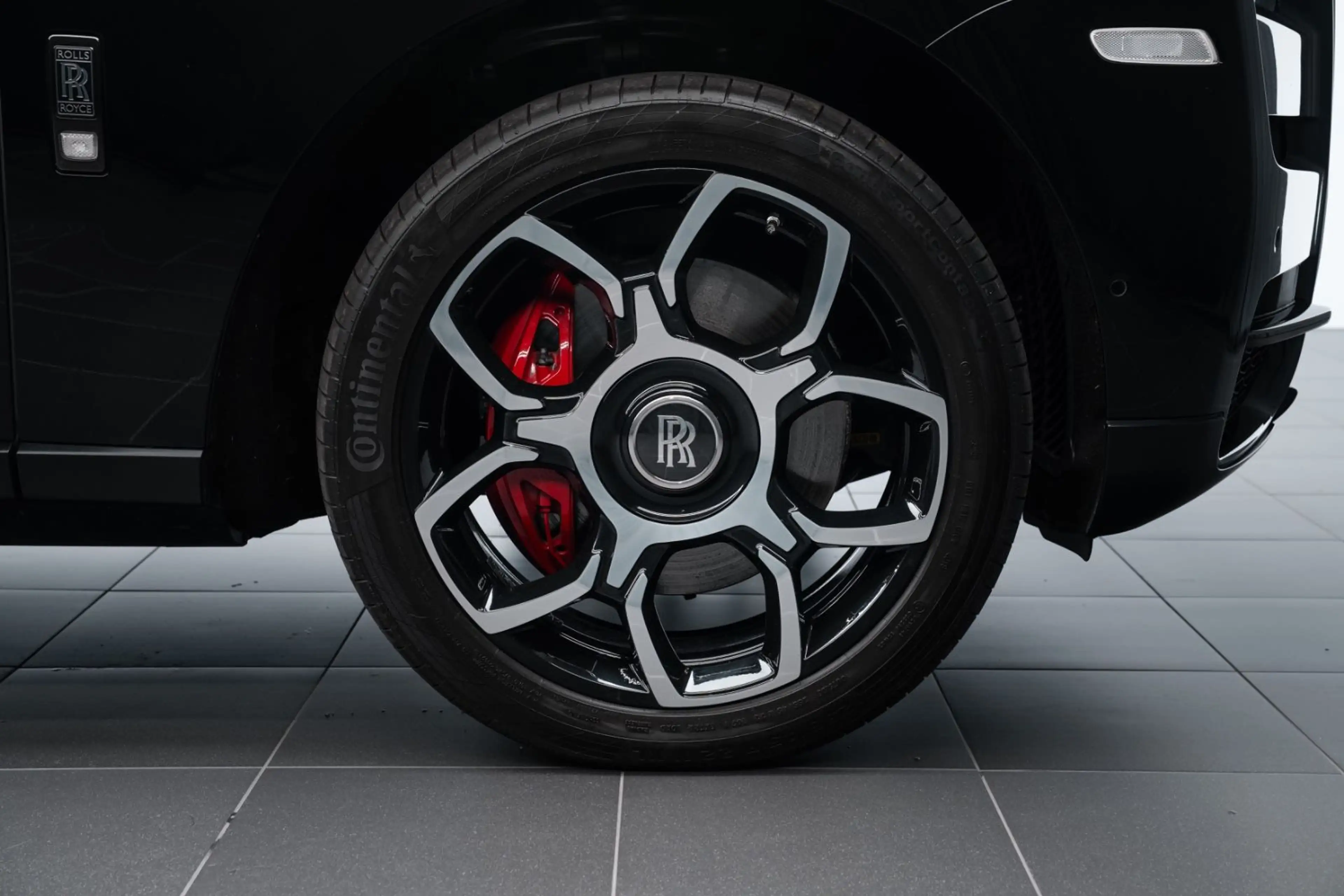 Rolls-Royce Cullinan Black Badge BESPOKE AUDIO/PANO — photo 6