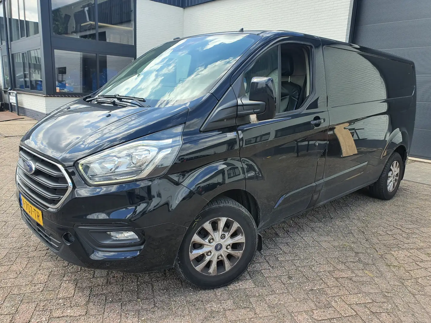 Ford Transit Custom Transit Custom 300 2.0 TDCI L2H2 Limited 2018 Zwart - 1