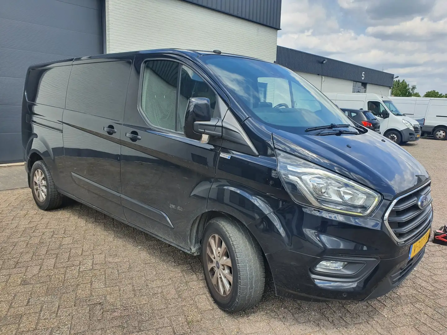 Ford Transit Custom Transit Custom 300 2.0 TDCI L2H2 Limited 2018 Zwart - 2