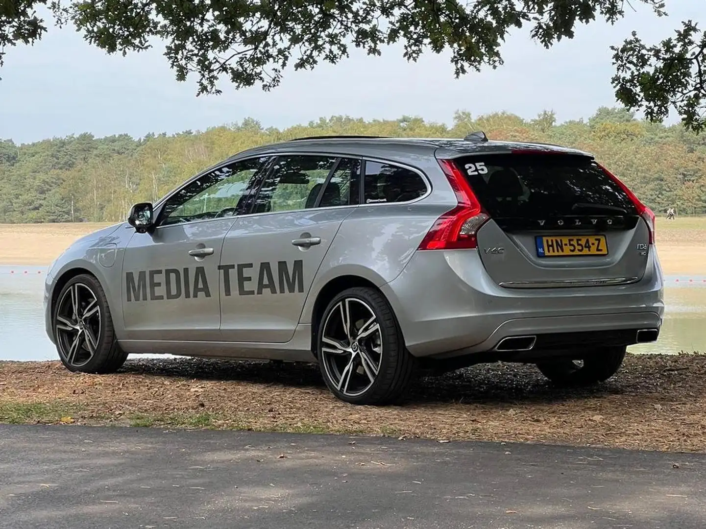 Volvo V60 V60 2.4 D6 AWD Plug In Hybrid Pure Limited Zilver - 2