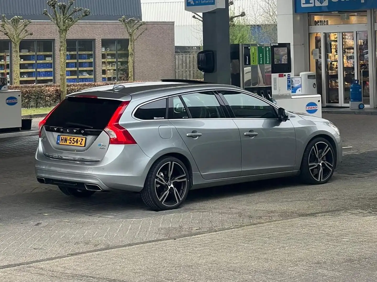Volvo V60 V60 2.4 D6 AWD Plug In Hybrid Pure Limited Zilver - 1