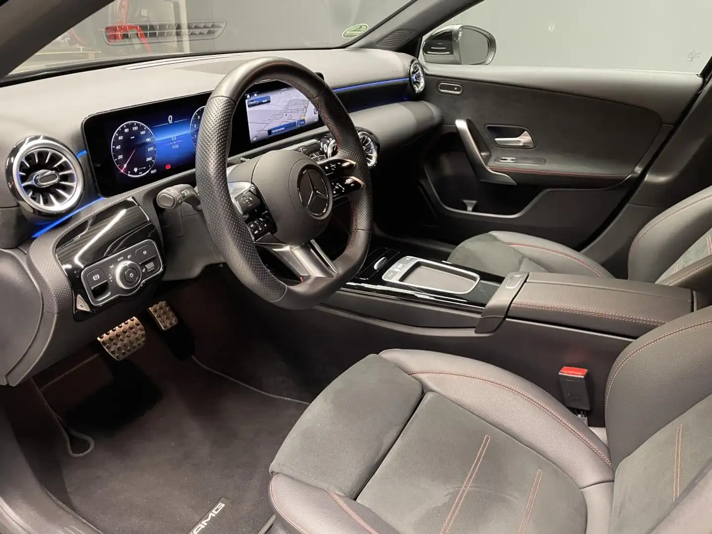Mercedes-Benz A 180 AMG AdvancedPlus Multibeam CAM MBUX Schwarz - 2