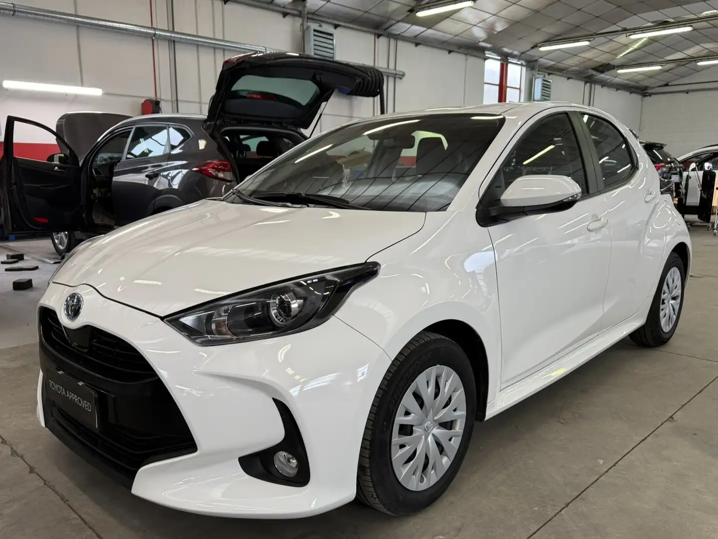 Toyota Yaris Yaris 1.5h Active Neopatentati Bianco - 1