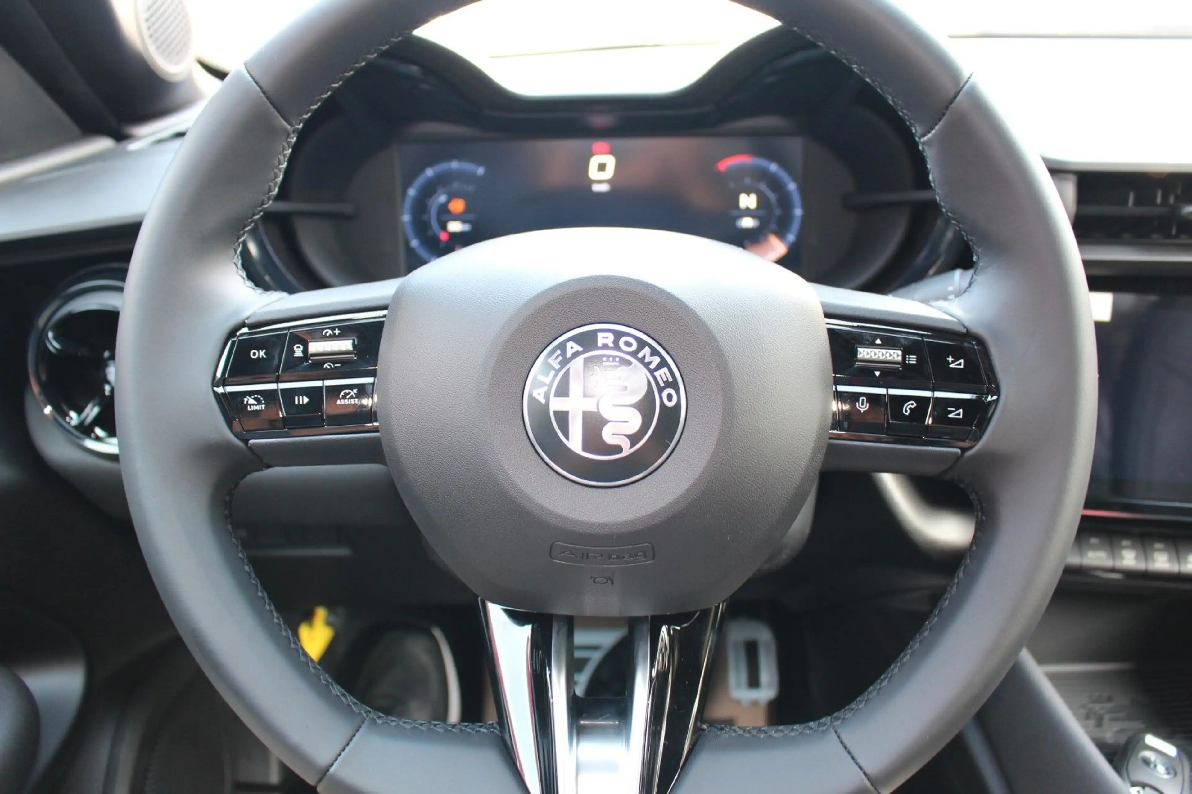 Alfa Romeo Junior Ibrida 1.2 VGT 48-Hybrid 107 kW Ti Q4 — photo 7