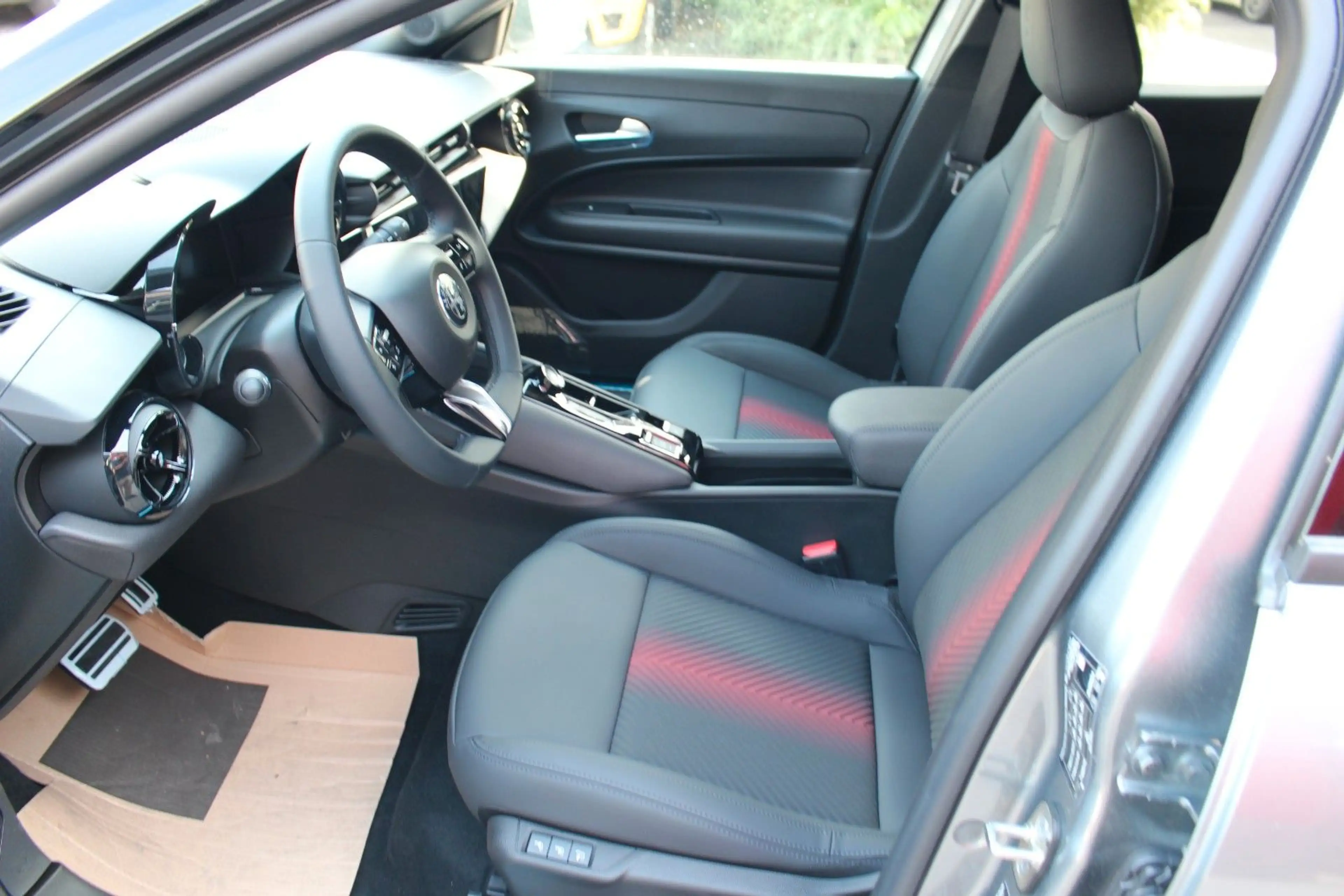 Alfa Romeo Junior Ibrida 1.2 VGT 48-Hybrid 107 kW Ti Q4 — photo 6