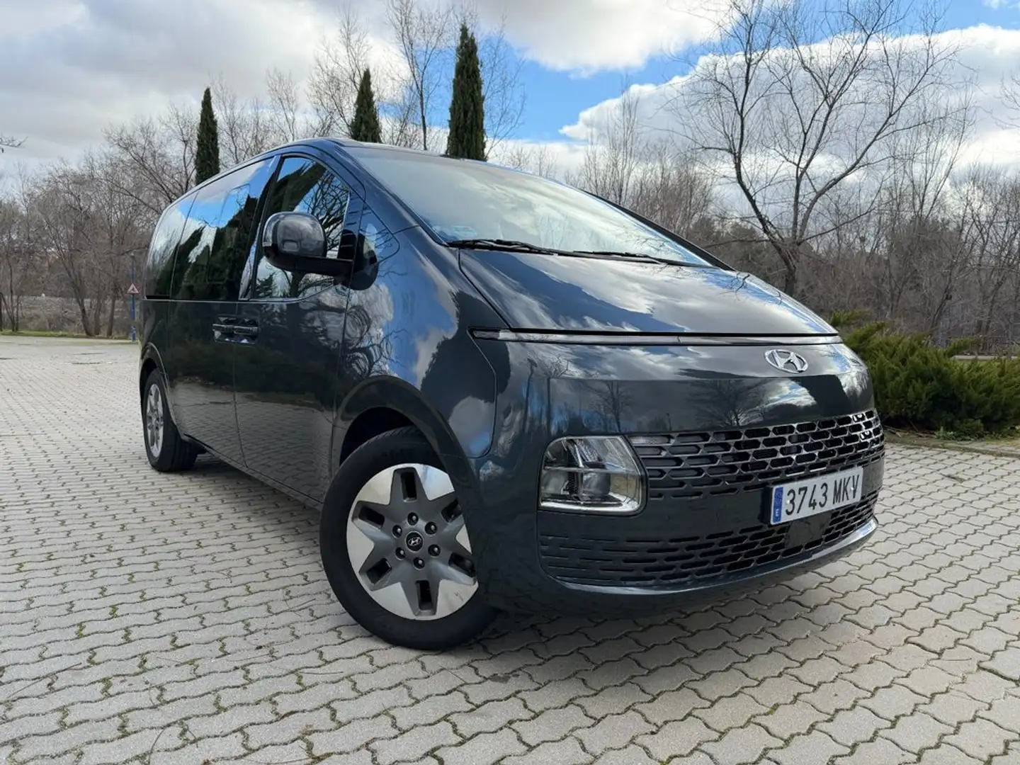Hyundai STARIA 2.2 CRDI Tecno 9S Gris - 2