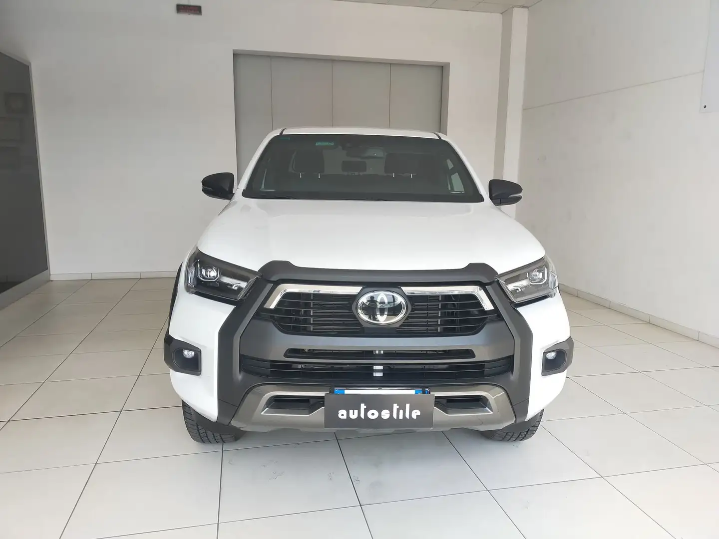 Toyota Hilux 2.4 D-4D A/T 4WD 4 porte Double Cab Invincible Bianco - 2