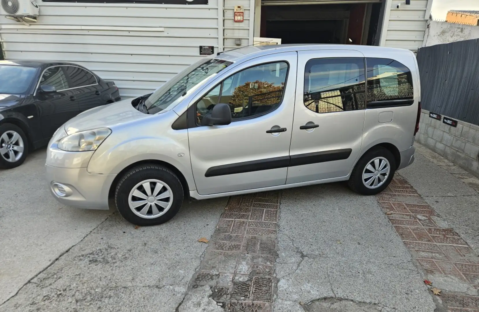 Peugeot Partner Furgón 1.6HDI Confort L1 90 Gris - 2