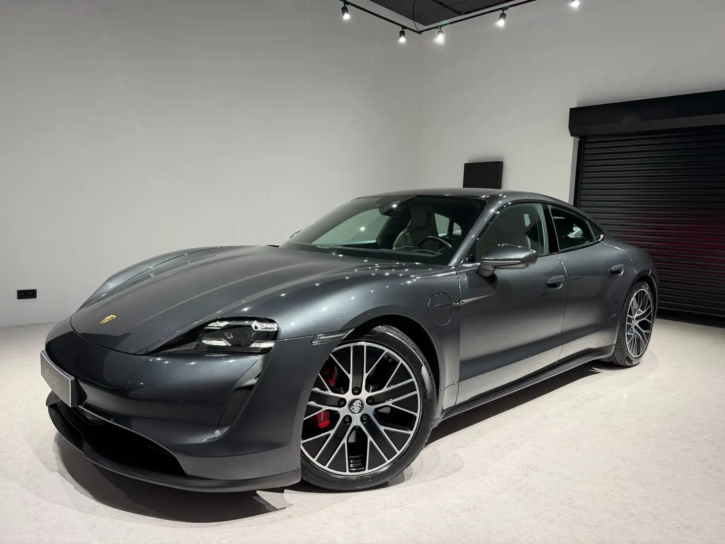 Porsche Taycan 93.4 kWh 4S//DUAL SCREEN//TOIT PANO//LED MATRIX// Grijs - 2