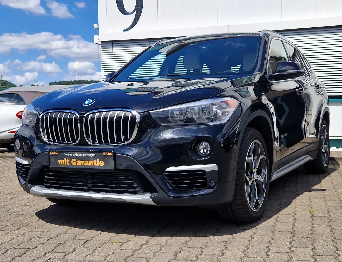 BMW X1 sDrive 28i XLine Autom. Navi, Pano. Schwarz - 1