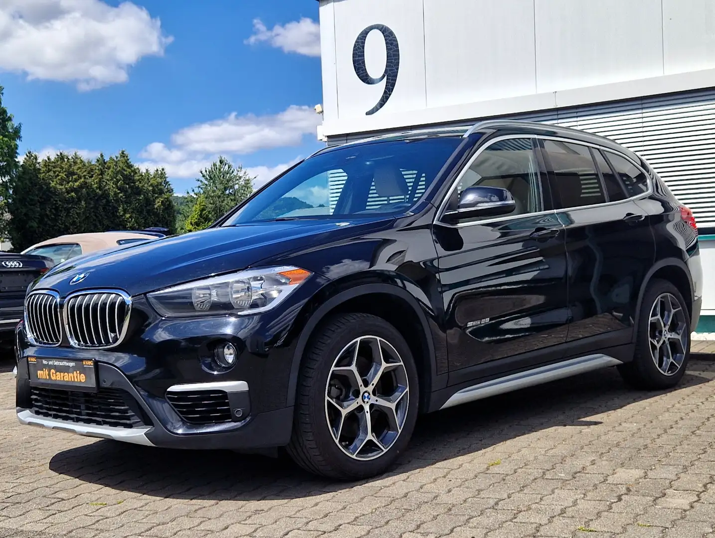 BMW X1 sDrive 28i XLine Autom. Navi, Pano. Schwarz - 2