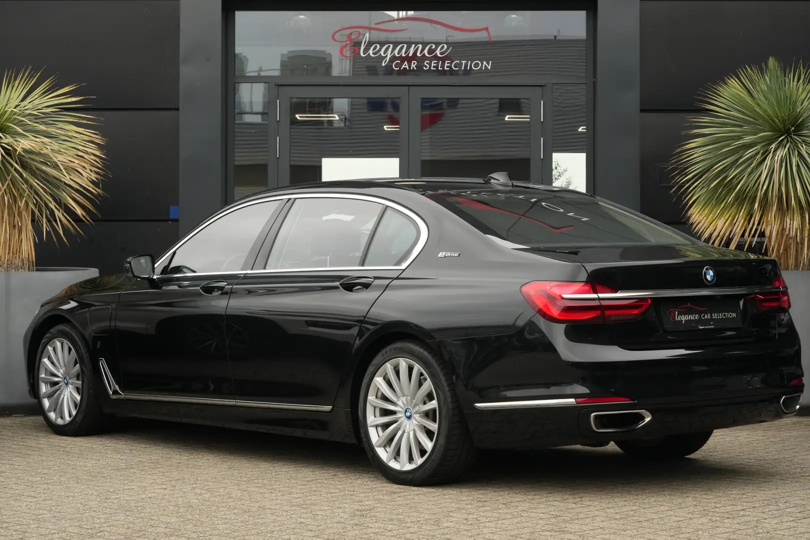 BMW 740 7-serie 740Le xDrive Luxury High Executive 327pk P Zwart - 2