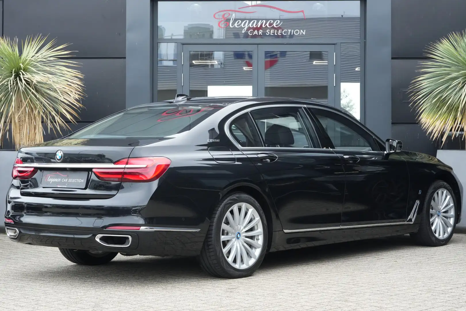 BMW 740 7-serie 740Le xDrive Luxury High Executive 327pk P Czarny - 2