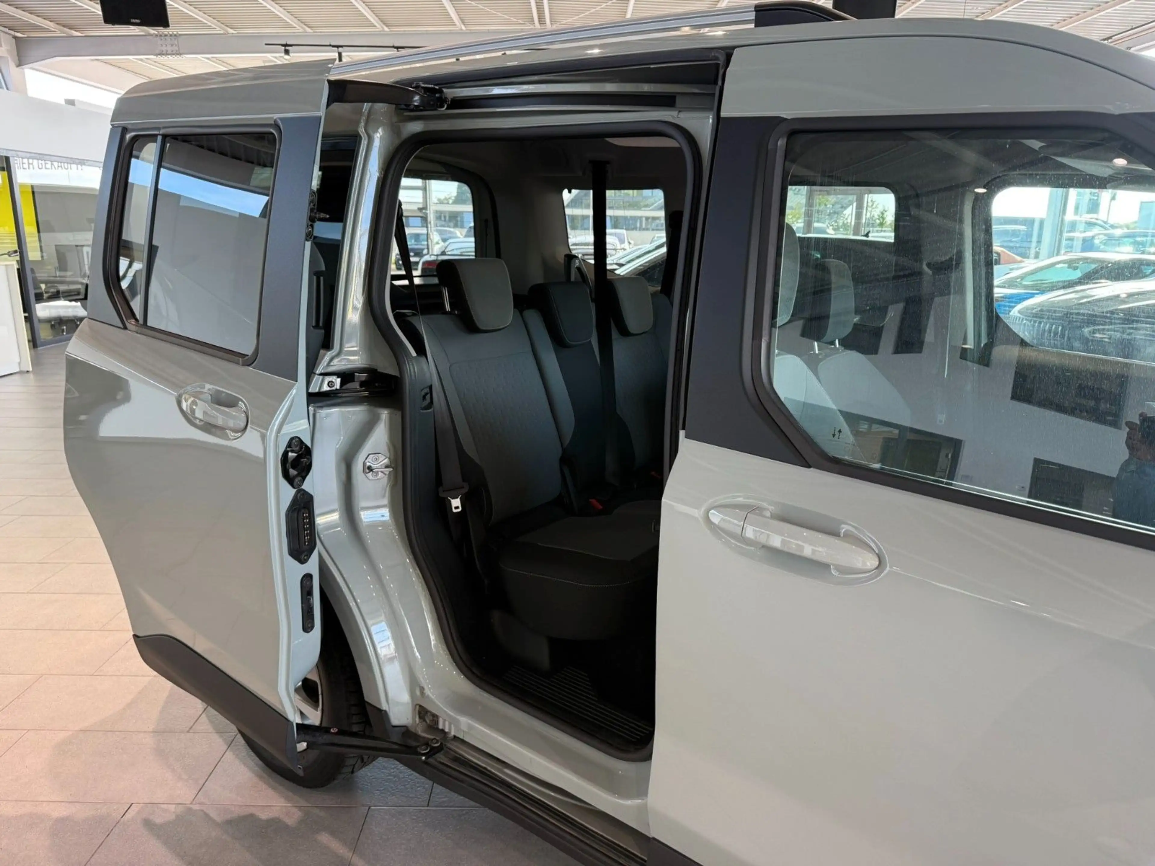 Ford Tourneo Courier Titanium — photo 9