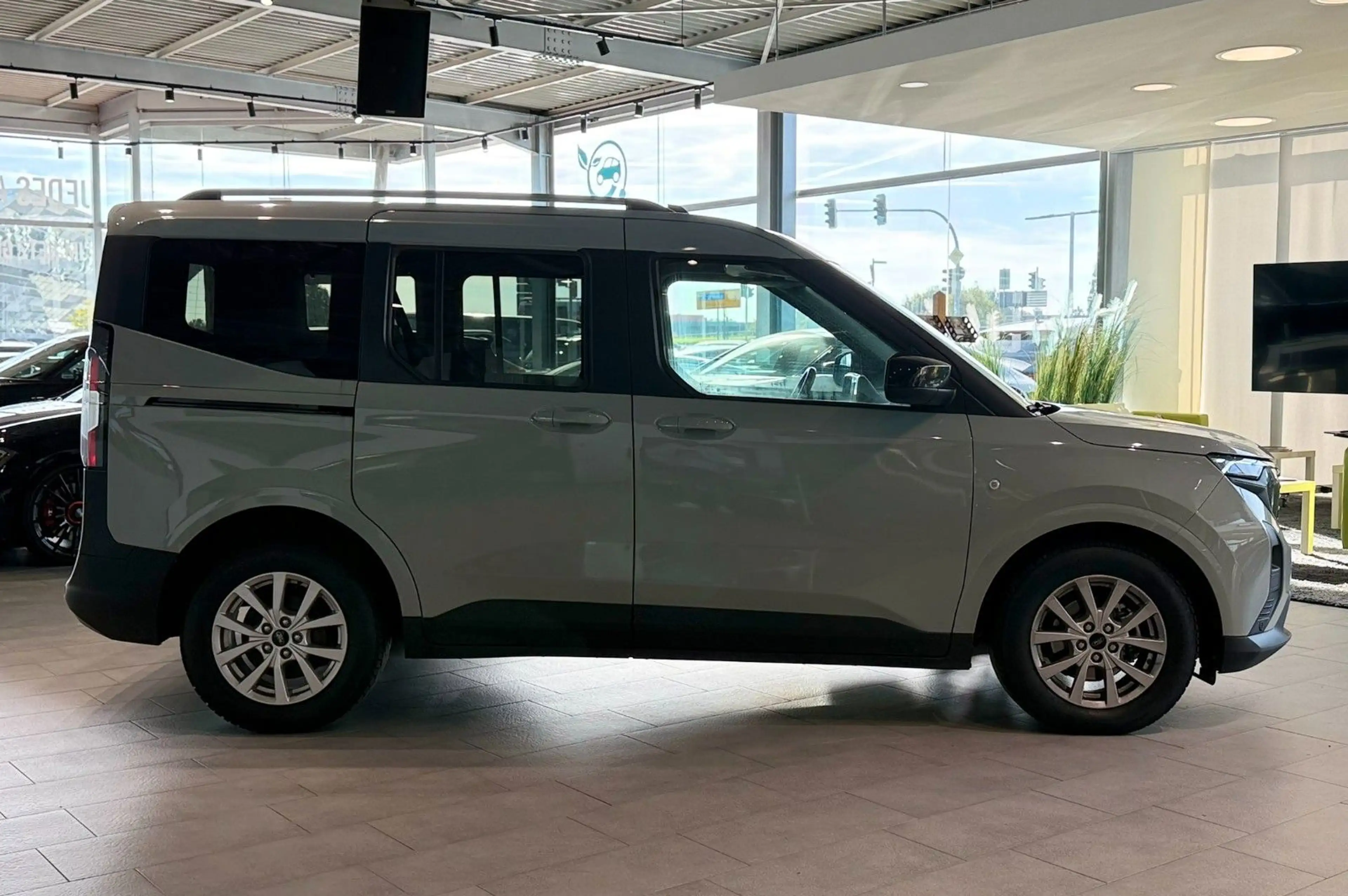 Ford Tourneo Courier Titanium — photo 8