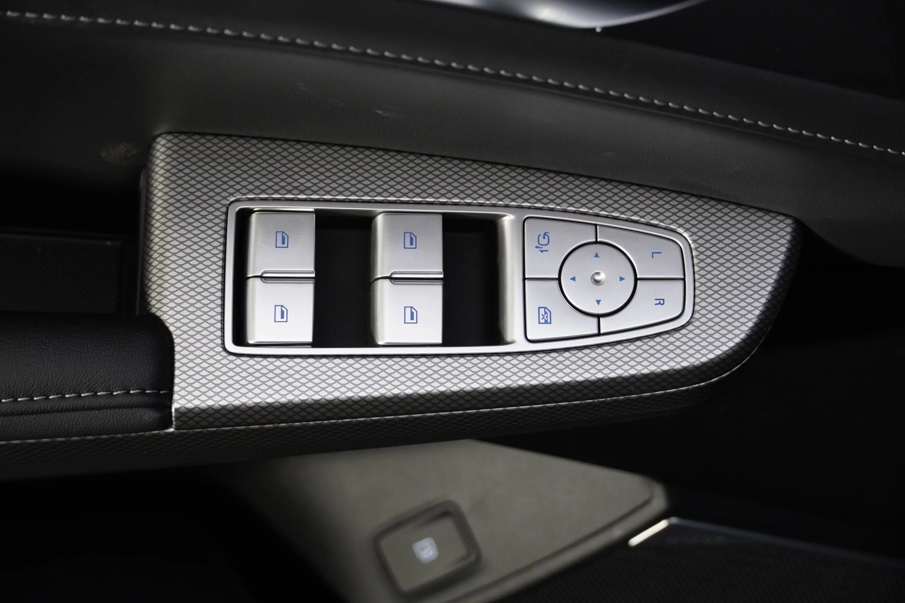 MG MGS9 PHEV Luxury MY25 — photo 6