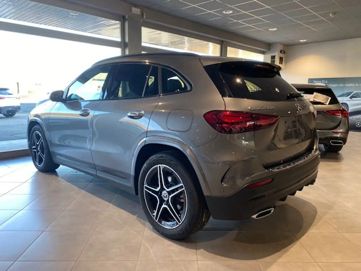 Mercedes-Benz GLA 200 GLA 200 d AMG Line Advanced Plus auto Grau - 2