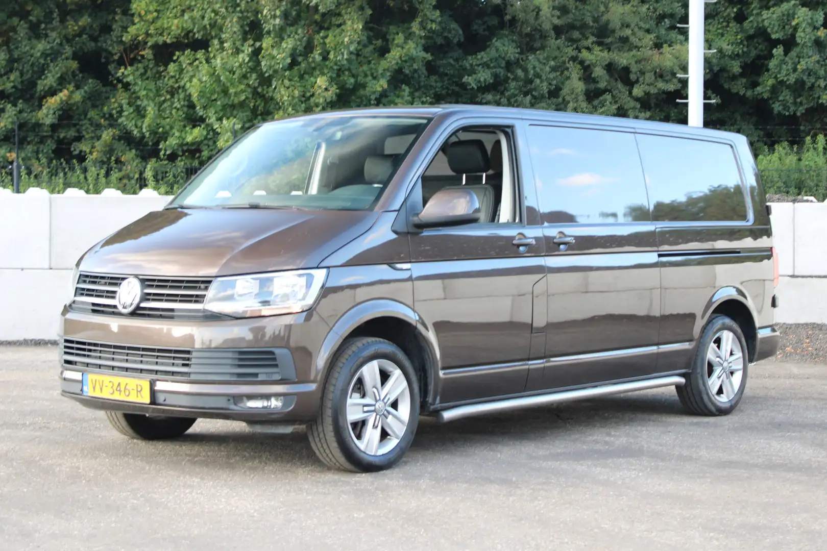 Volkswagen T6 Transporter 2.0 TDI L2H1 DC Comfortline Plus Bruin - 1