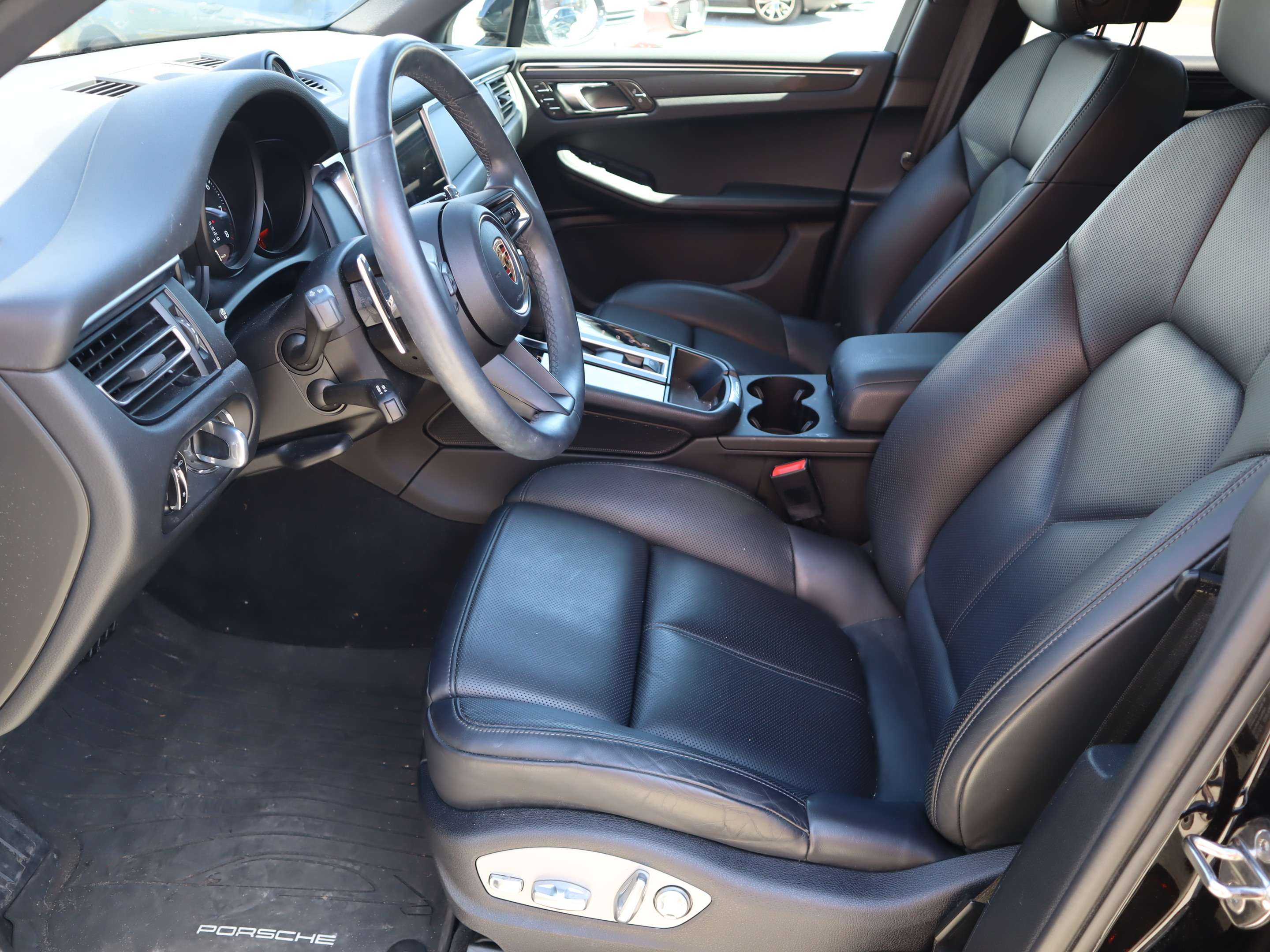 2023 Porsche Macan AWD thumb 13