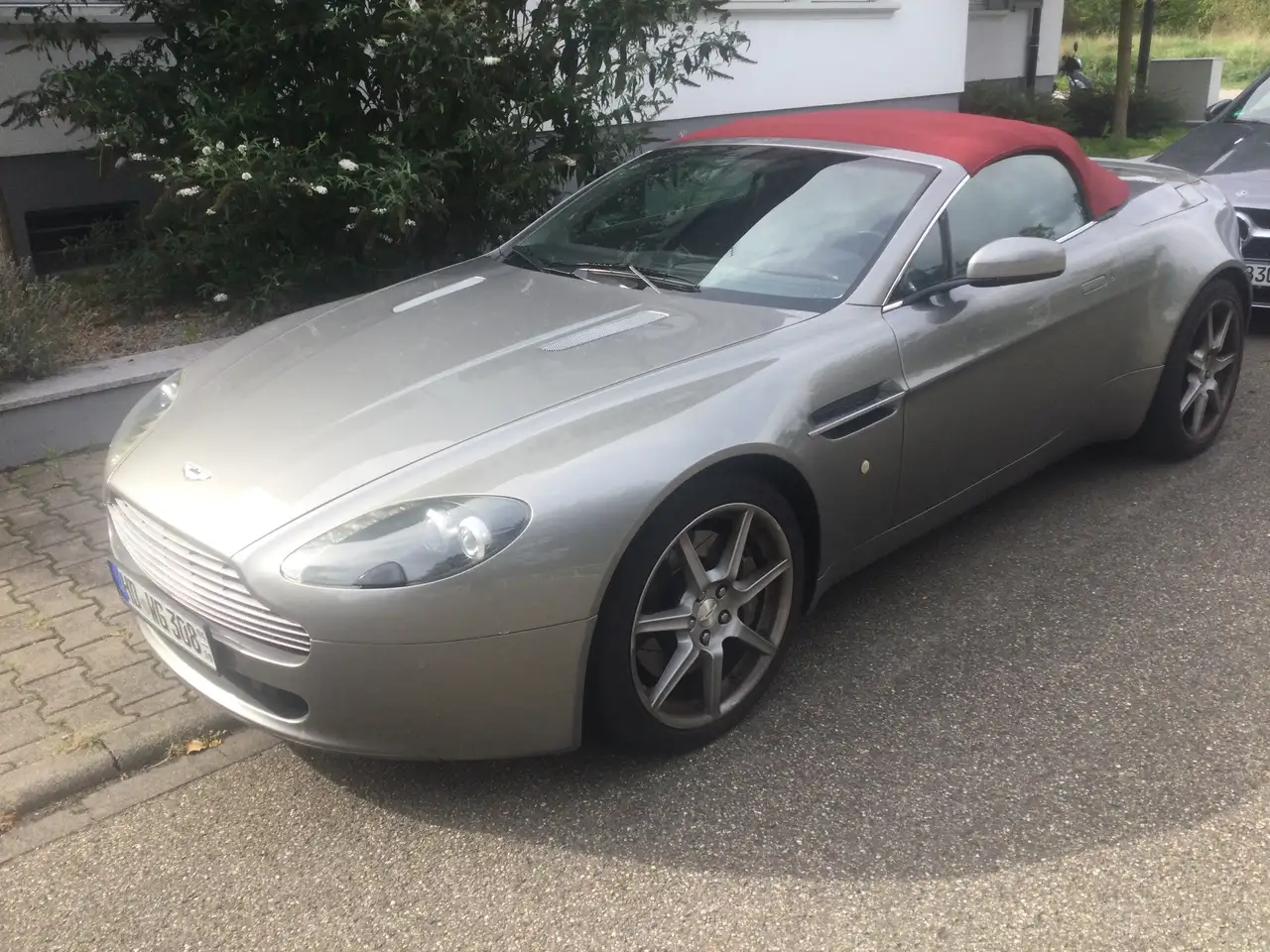 Aston Martin V8