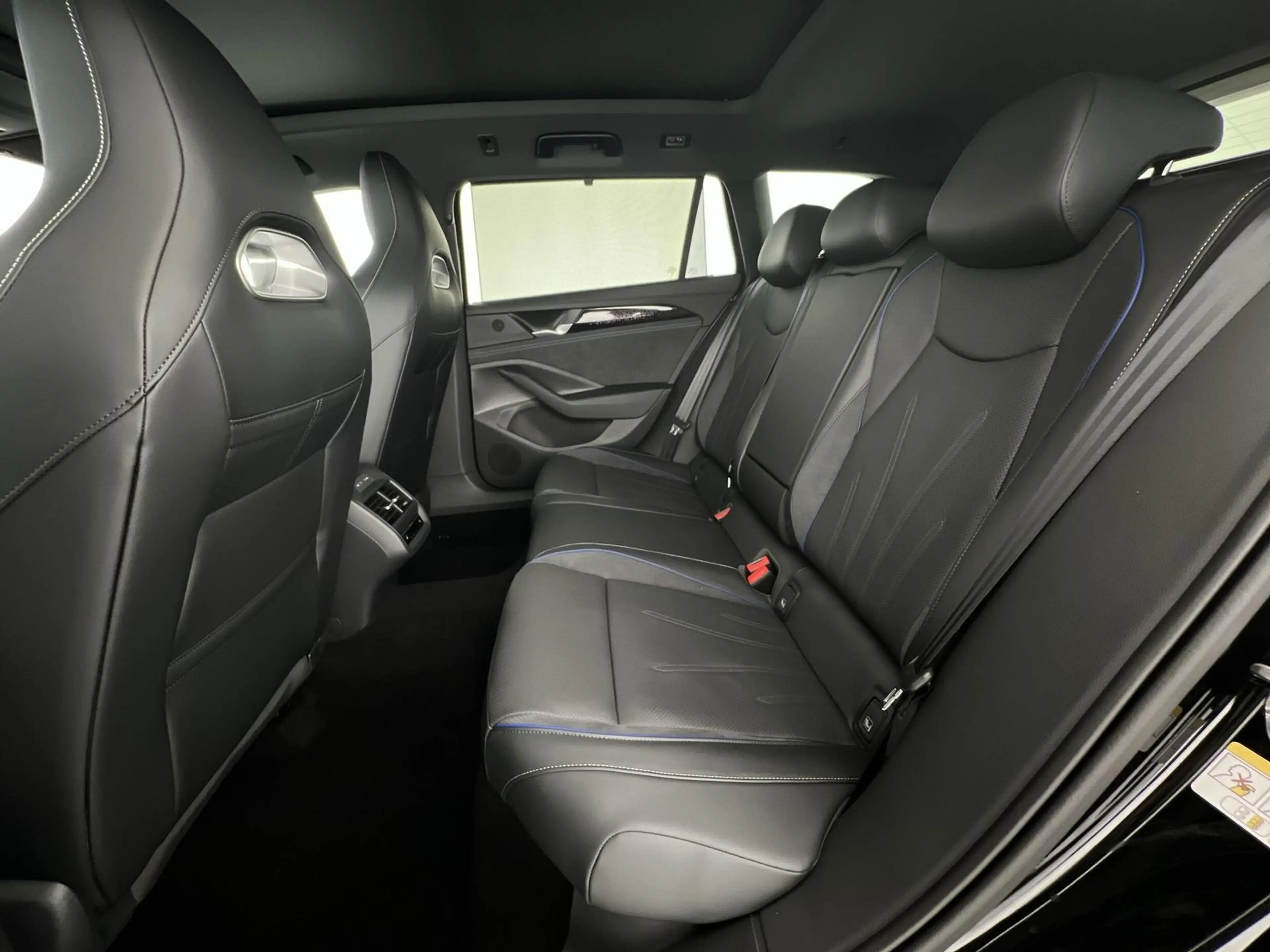 Volkswagen Passat Variant Passat R-Line eHybrid 1.5 TSI*NAVI*SHZ*360°K*uvm — photo 8