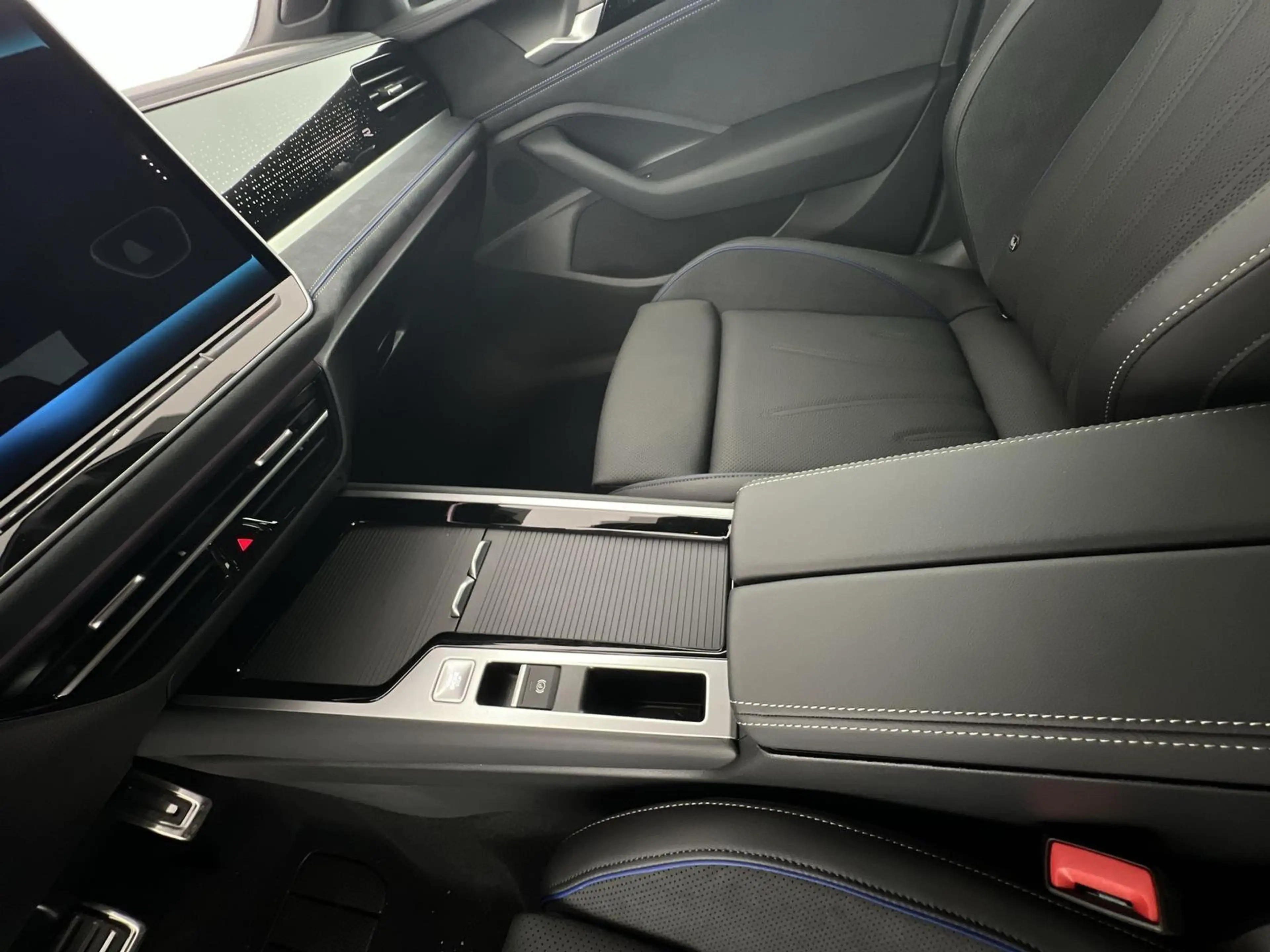 Volkswagen Passat Variant Passat R-Line eHybrid 1.5 TSI*NAVI*SHZ*360°K*uvm — photo 14