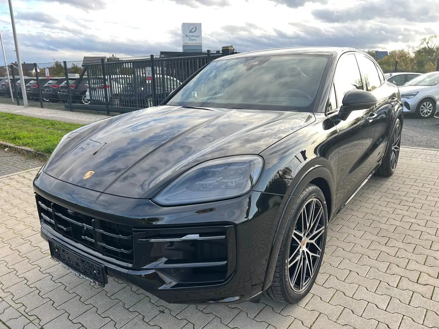 Porsche Cayenne GTS Coupe Sport Design Paket + Panorama Schwarz - 2