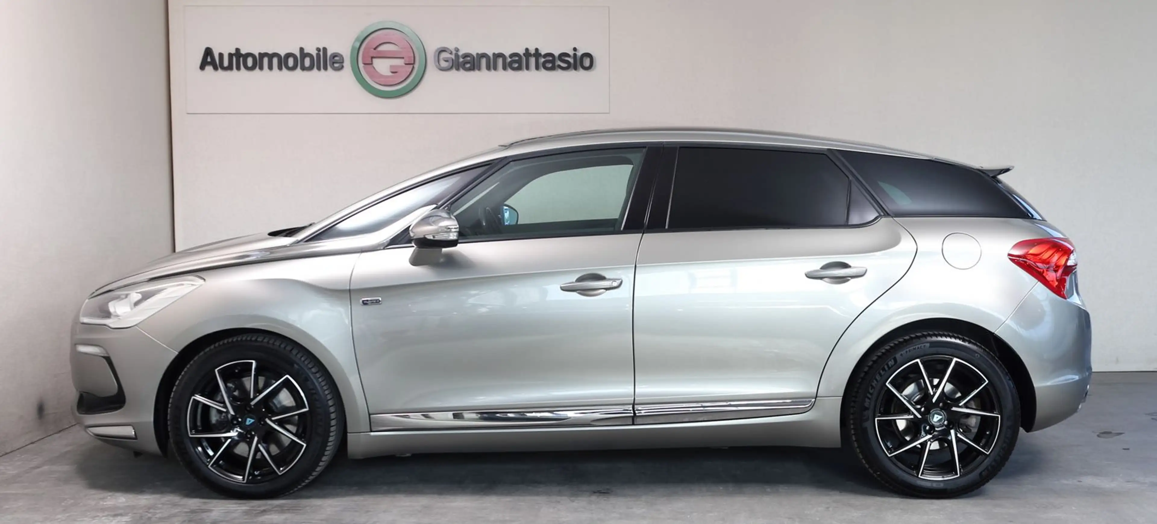 Citroen DS5 SportChic Hybrid4 Leder Beige*Pano*Kamera — photo 4