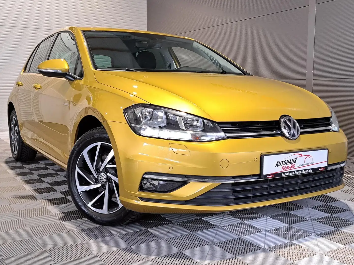 Volkswagen Golf 1.0 TSI Sound°ACC°PDC°Navi°Shzg°FSE°BT°Klim Amarillo - 1